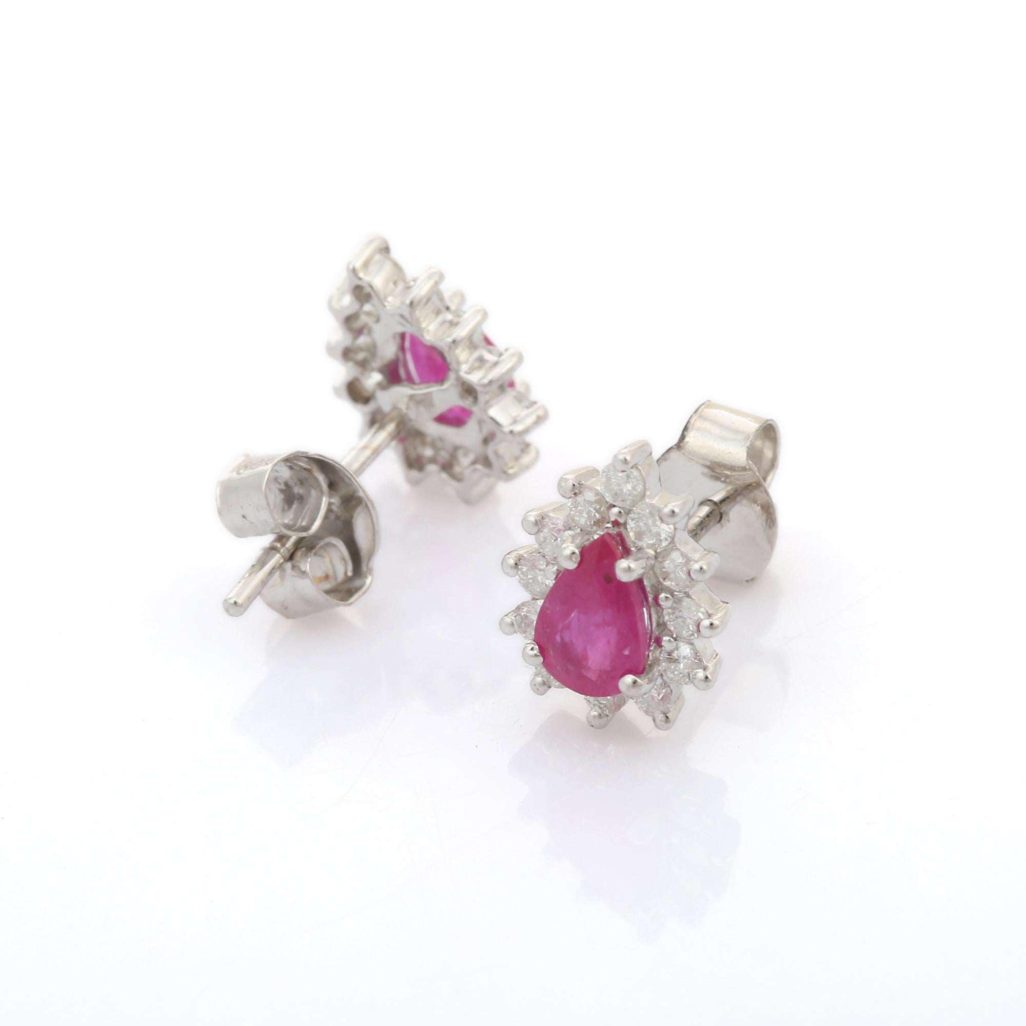 Moderne Clous d'oreilles en or blanc 14 carats avec rubis taille poire de 1,02 carat et halo de diamants en vente