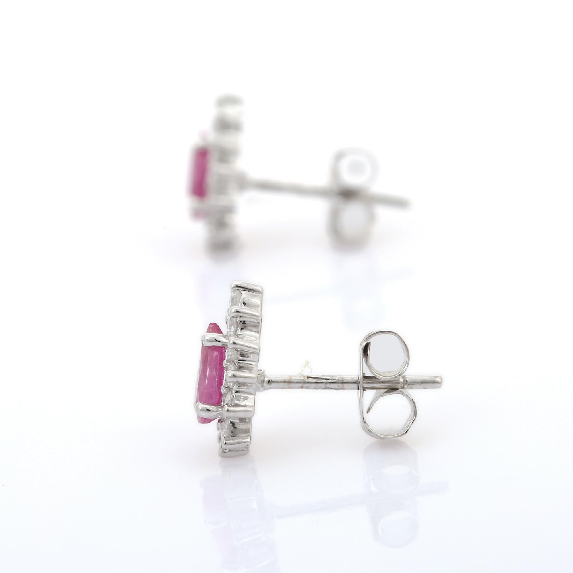 Taille poire Boucles d'oreilles en or blanc 14K avec halo de diamants et rubis taille poire 1.02 ct en vente