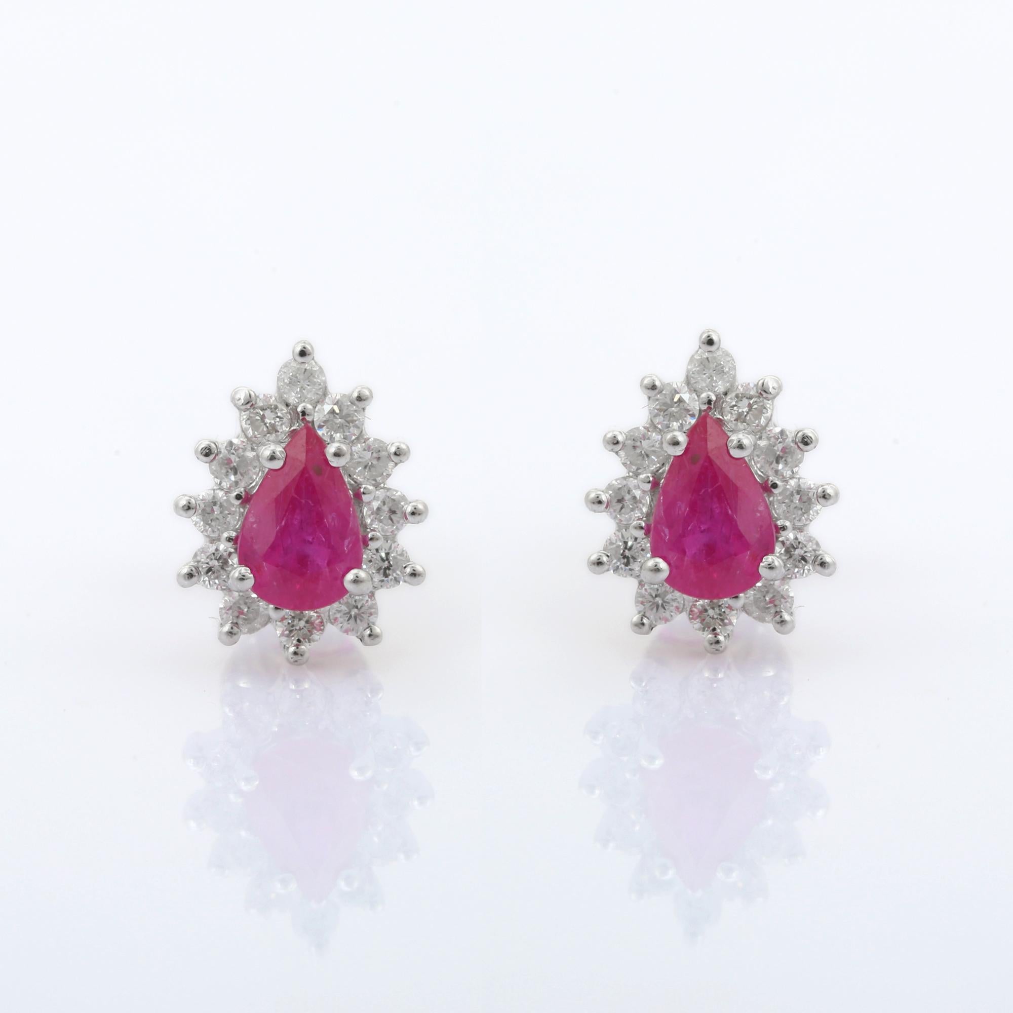 Boucles d'oreilles en or blanc 14K avec halo de diamants et rubis taille poire 1.02 ct Neuf - En vente à New York, NY