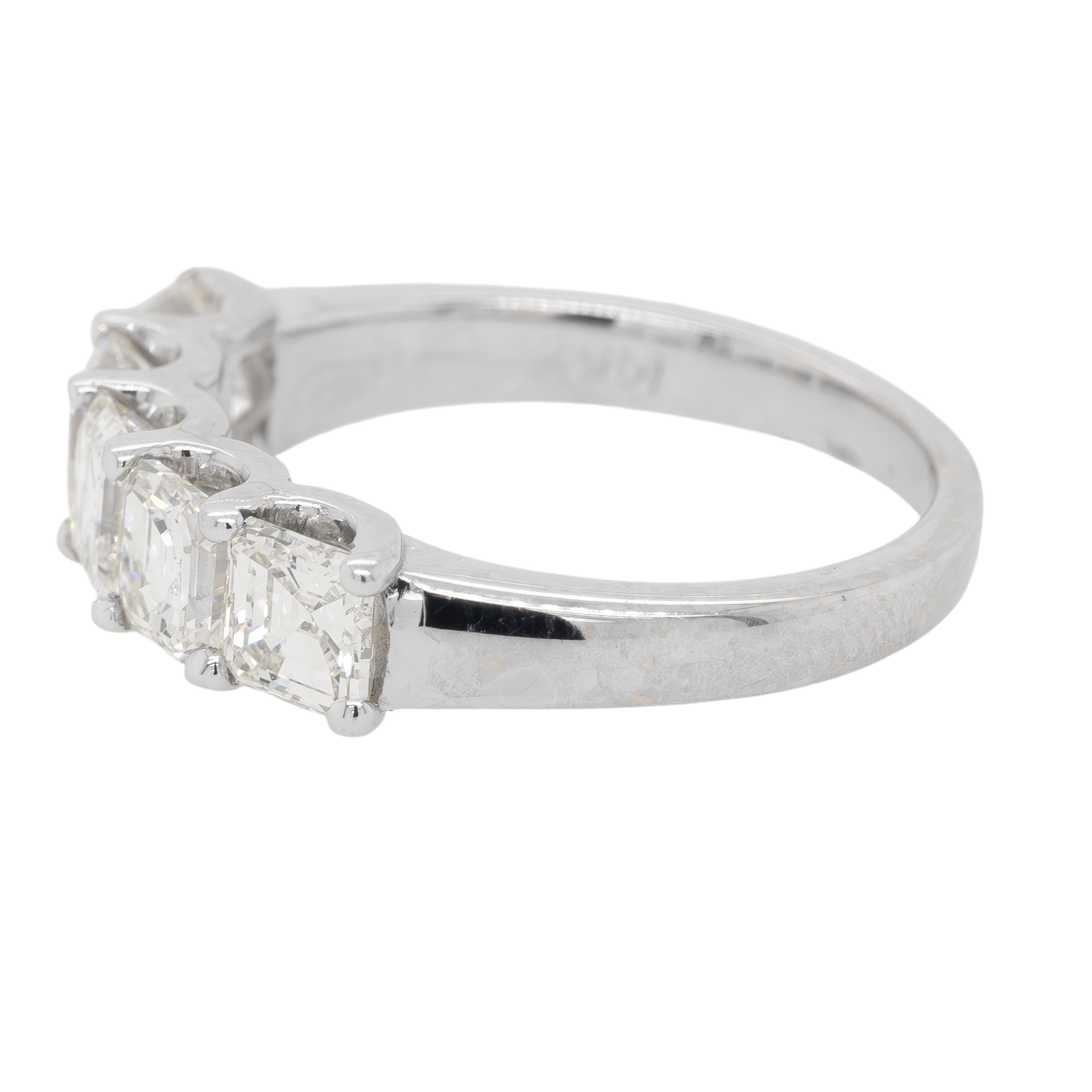 Questa elegante fascia a cinque pietre in oro bianco 14K è caratterizzata da una splendida composizione di diamanti taglio cuscino del peso totale di 2,07 carati. Ogni diamante è stato accuratamente selezionato per creare uno scintillio continuo,