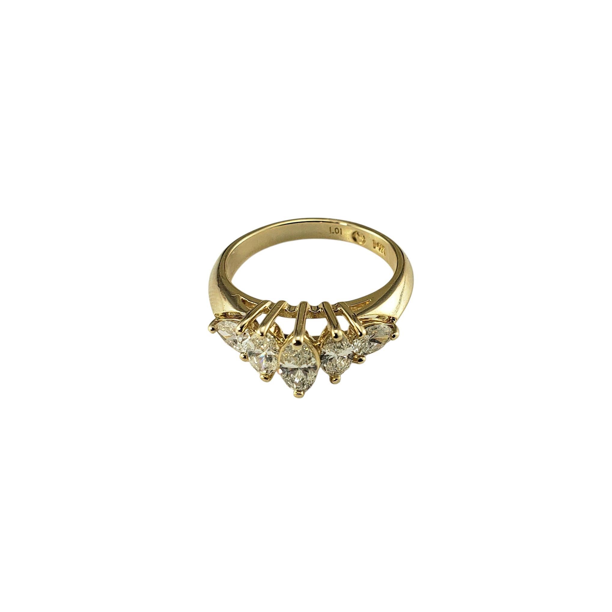 Bague en or blanc 14K à cinq pierres et diamants Taille 6-

Cette magnifique bague à cinq pierres présente trois diamants de taille marquise au centre, flanqués d'un diamant en forme de poire de chaque côté, créant ainsi un éclat exceptionnel. Une