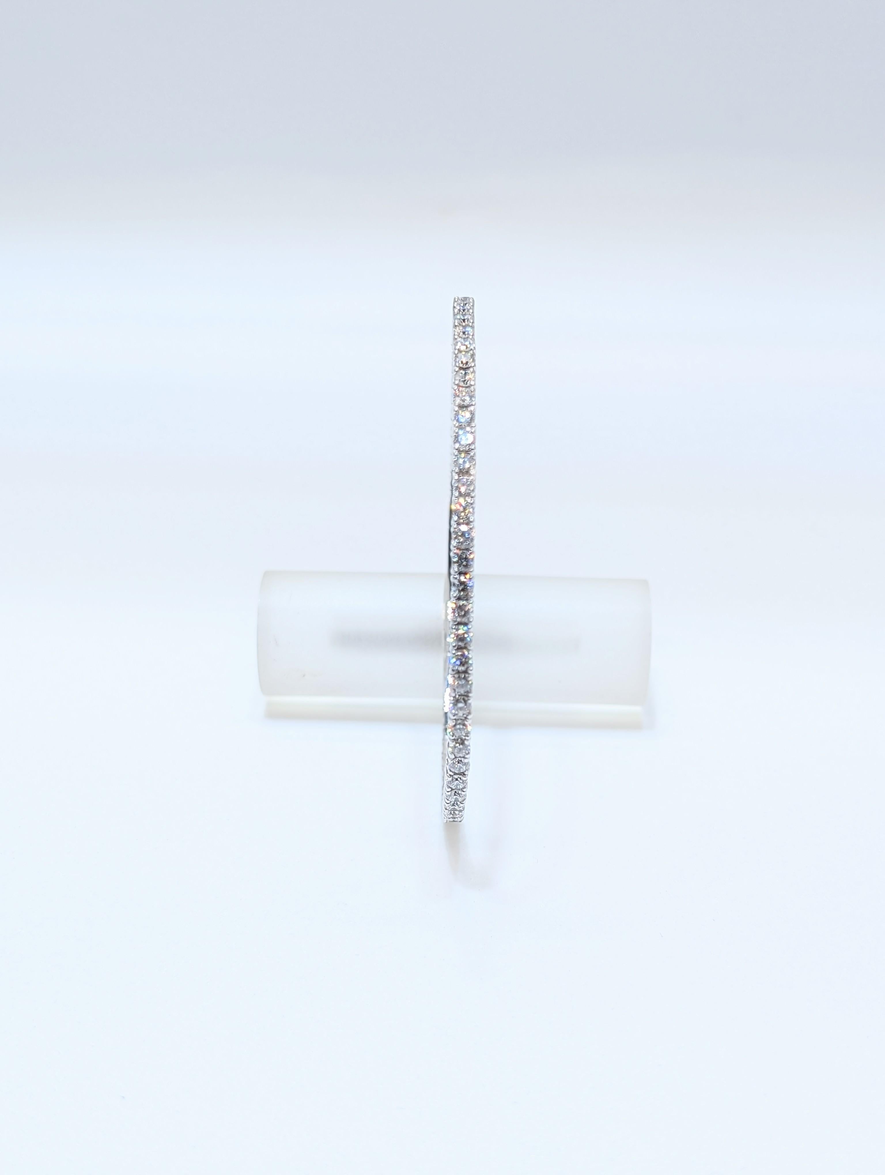 Esta elegante pulsera de tenis Flex de 14 quilates es la mezcla perfecta de lujo y comodidad. Diseñado con un engaste flexible, se adapta de forma natural a la muñeca, ofreciendo un ajuste ligero y cómodo ideal para el uso diario.

Adornado con 3,42