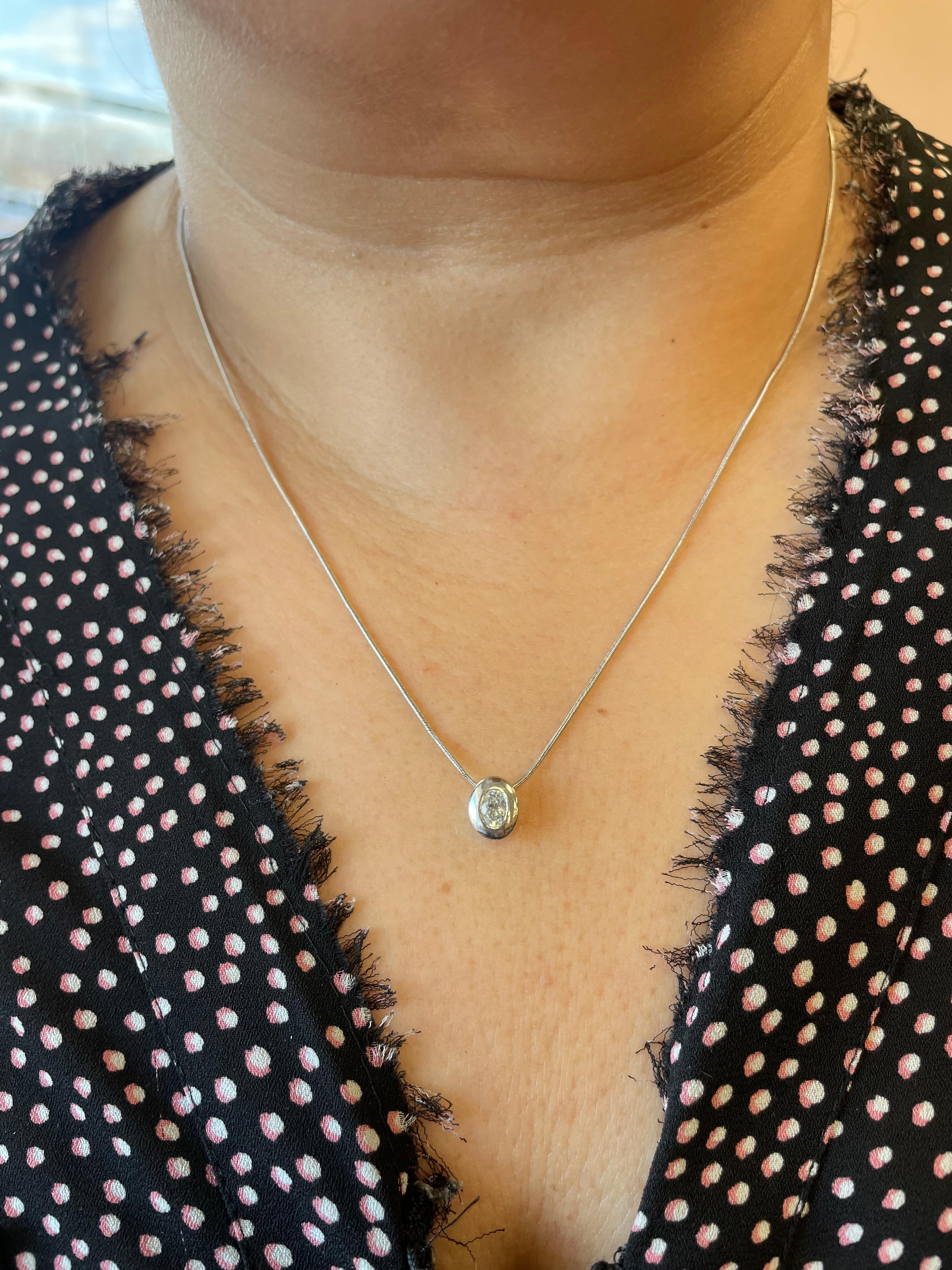 Collier flottant en or blanc 14 carats serti d'un diamant ovale et d'une lunette en vente 4