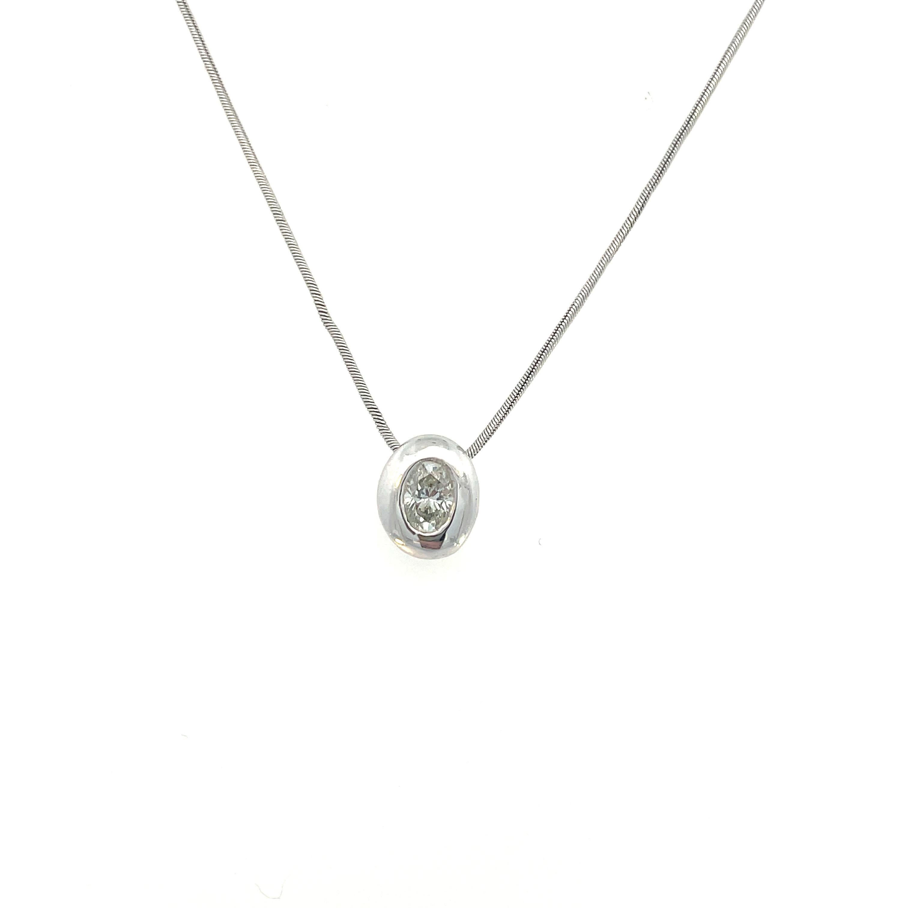 Taille ovale Collier flottant en or blanc 14 carats serti d'un diamant ovale et d'une lunette en vente