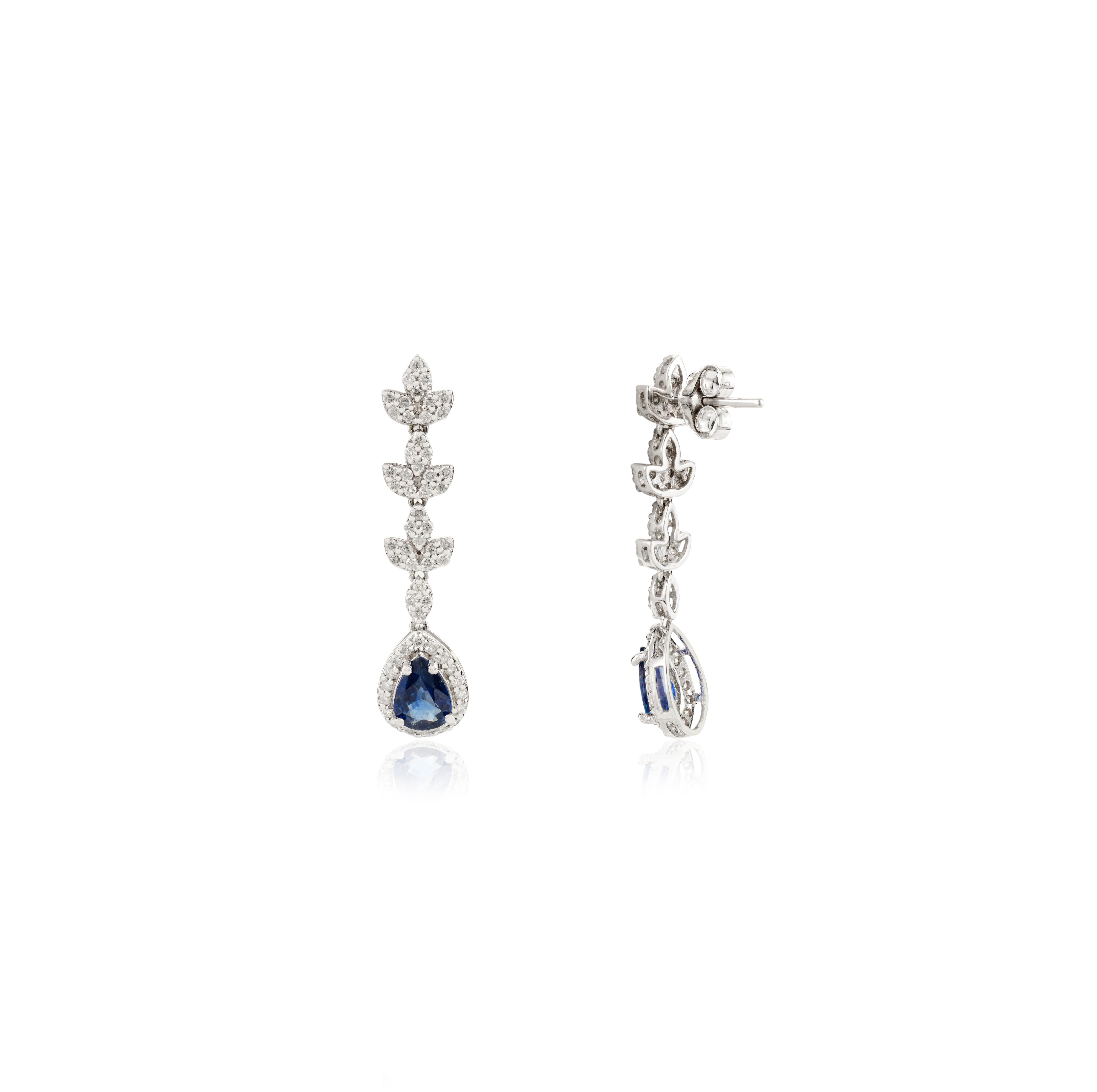 Pendientes Gota Floral en Racimo de Oro Blanco de 14k con Zafiro Azul Pera y Diamante en Nuevo estado para la venta en New York, NY