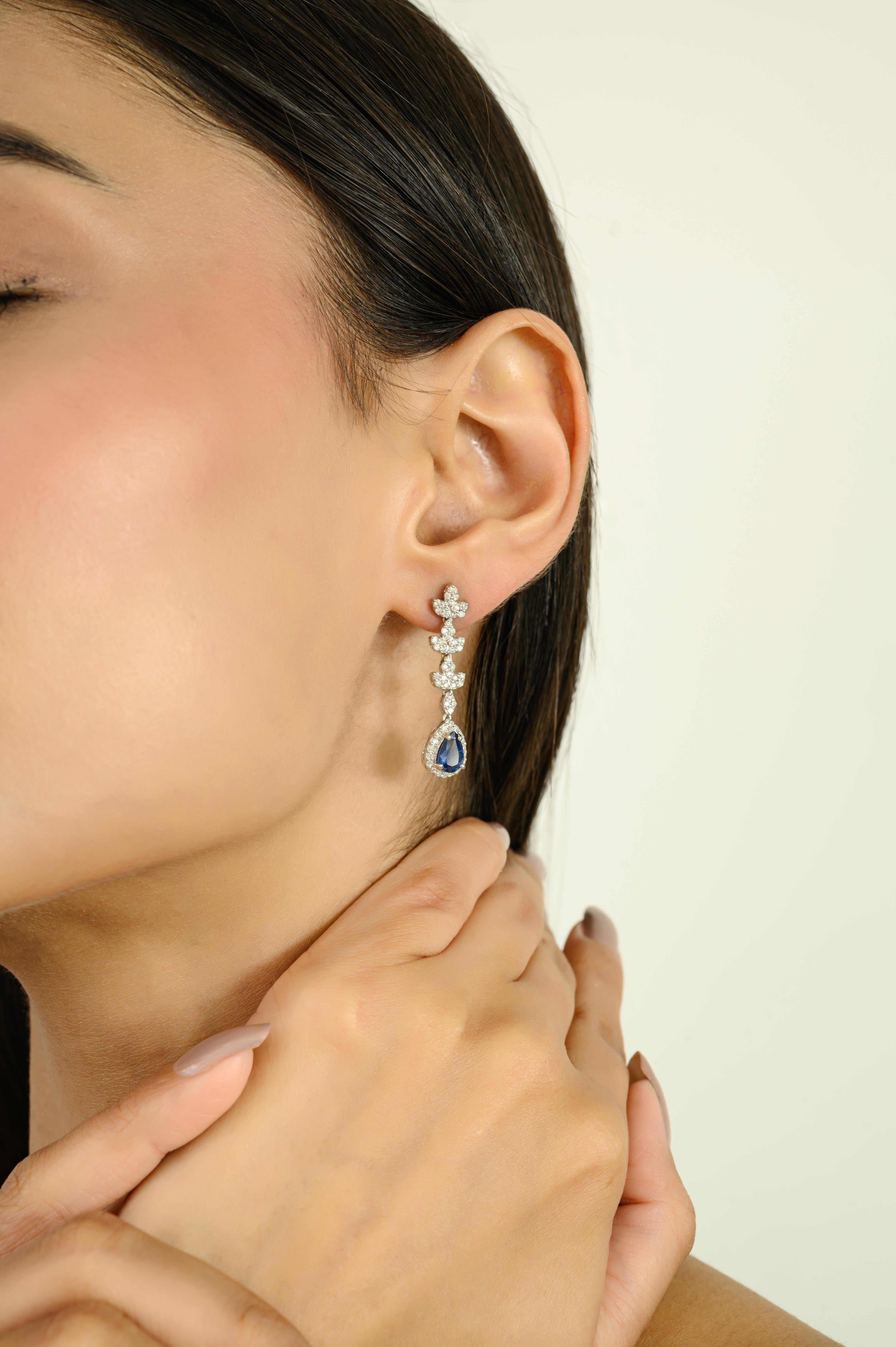 De las mujeres Pendientes Gota Floral en Racimo de Oro Blanco de 14k con Zafiro Azul Pera y Diamante en venta