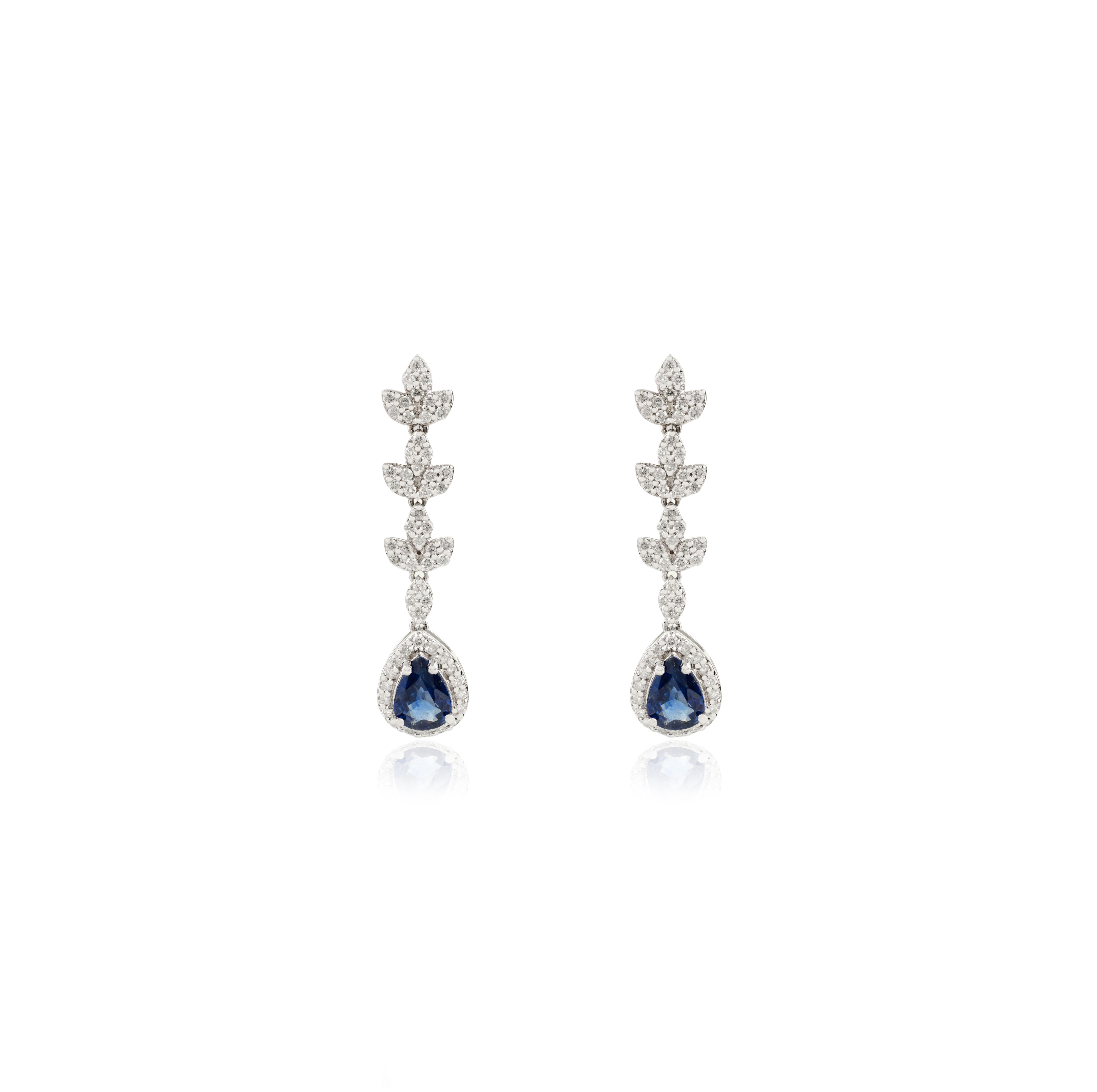 Pendientes Gota Floral en Racimo de Oro Blanco de 14k con Zafiro Azul Pera y Diamante en venta 1