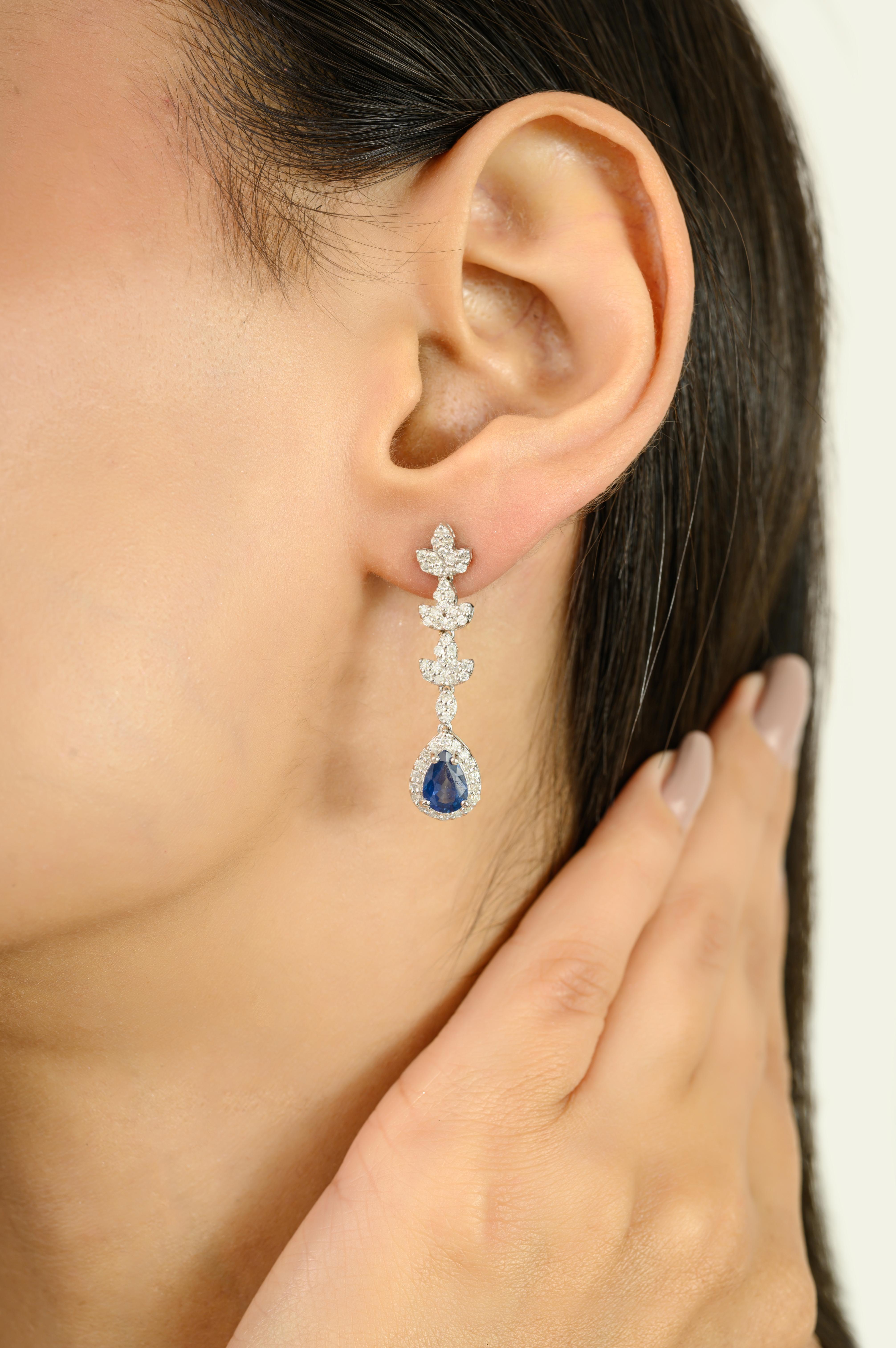 Pendientes Gota Floral en Racimo de Oro Blanco de 14k con Zafiro Azul Pera y Diamante en venta 2