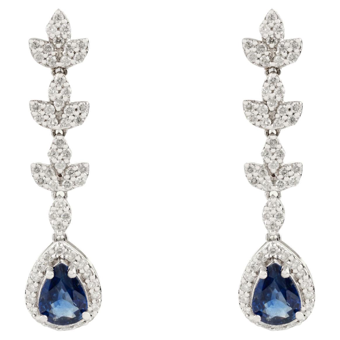 Pendientes Gota Floral en Racimo de Oro Blanco de 14k con Zafiro Azul Pera y Diamante en venta