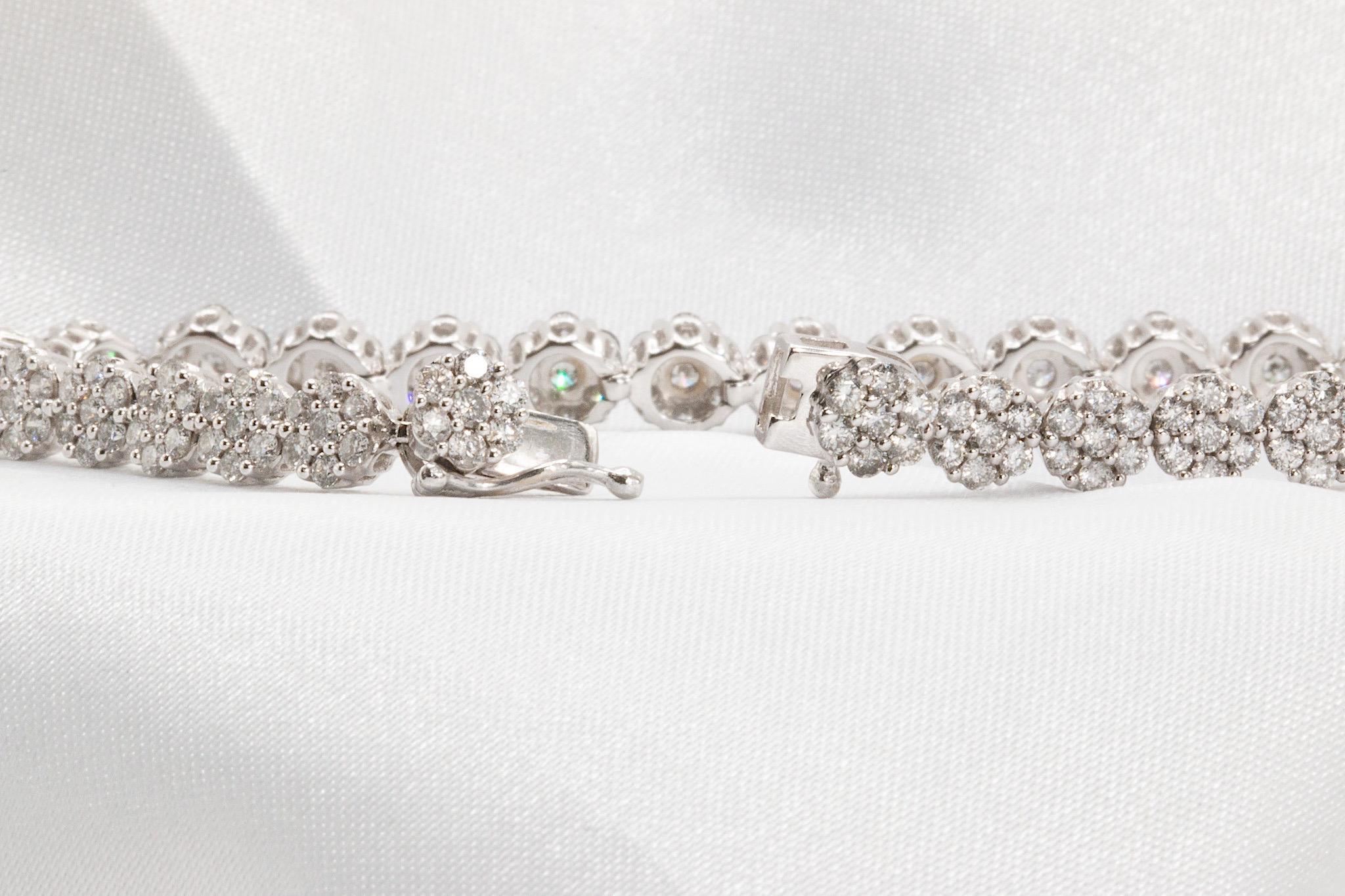Taille ronde 14k White Gold Floral Design Diamond Tennis Bracelet en vente