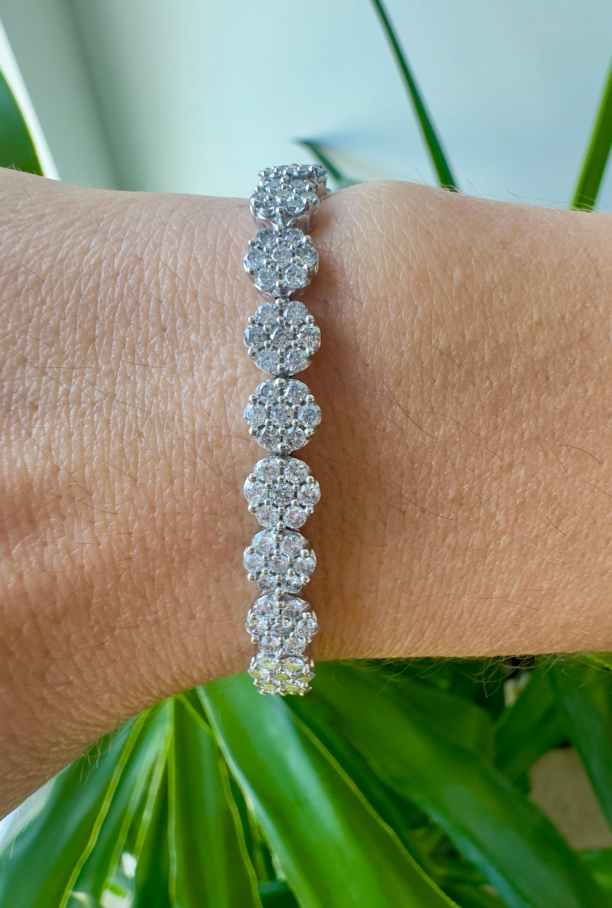 14k White Gold Floral Design Diamond Tennis Bracelet Bon état - En vente à Houston, TX