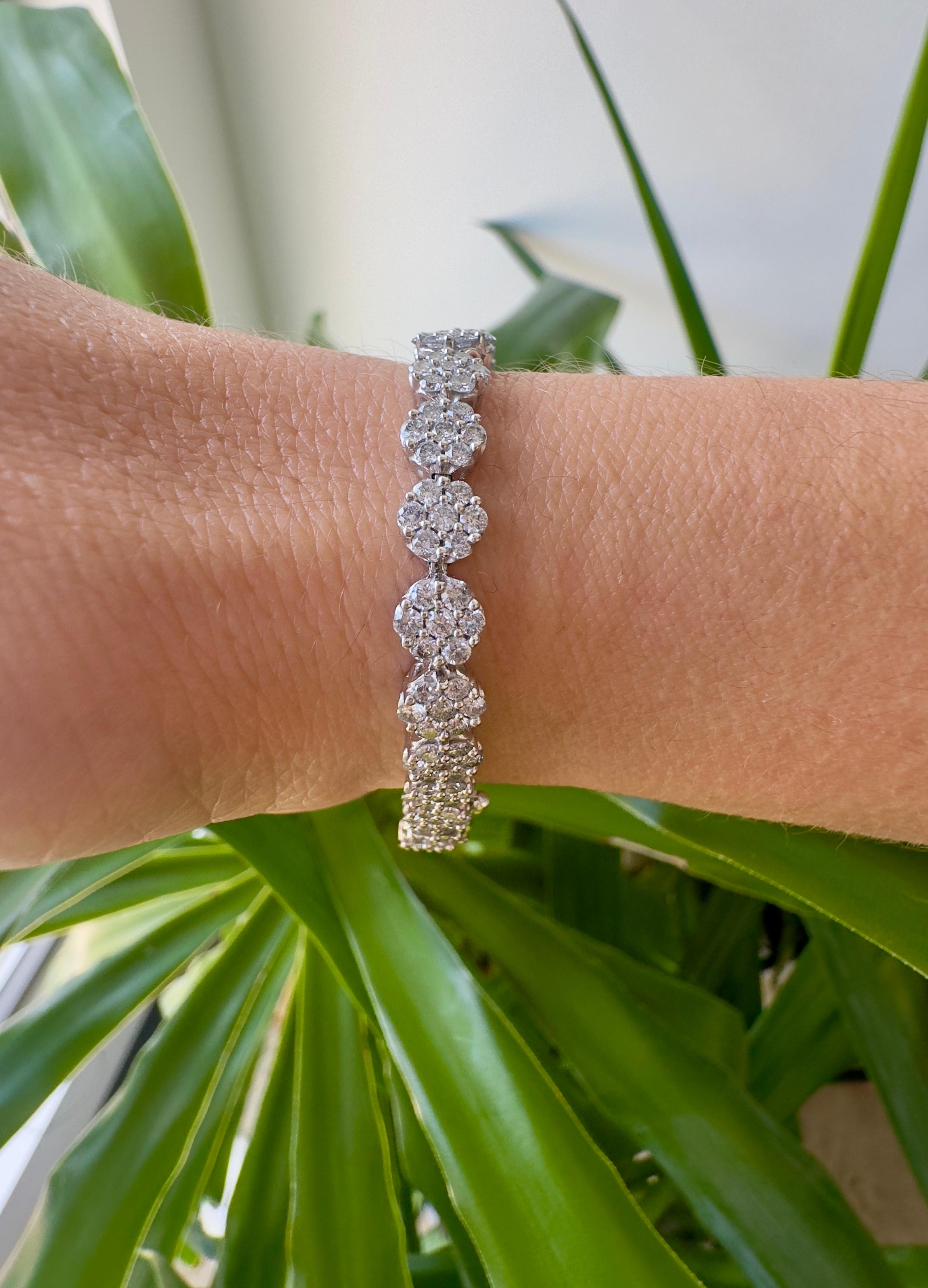 14k White Gold Floral Design Diamond Tennis Bracelet Unisexe en vente