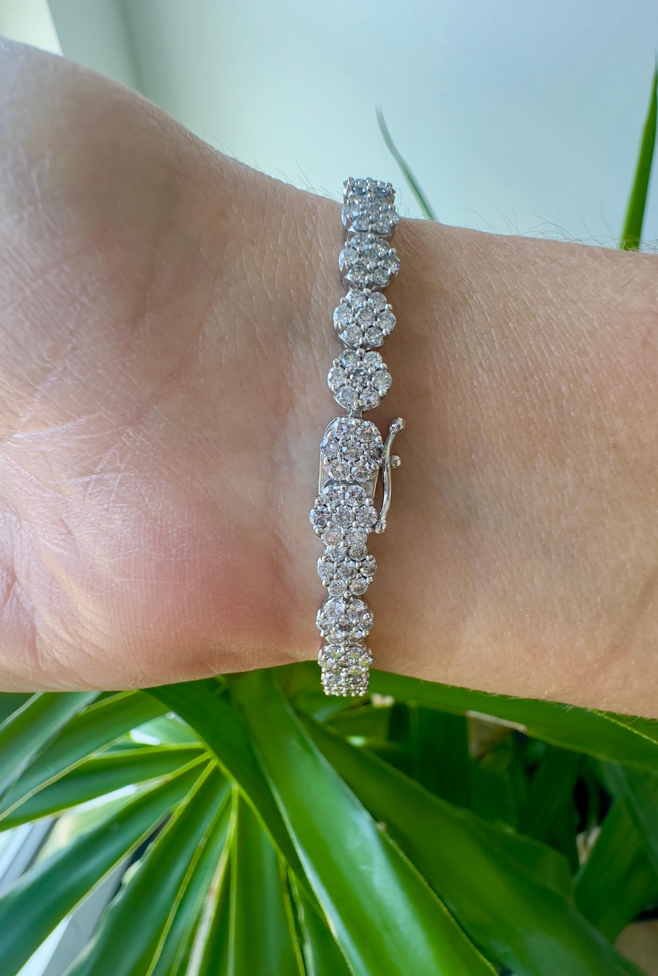 14k White Gold Floral Design Diamond Tennis Bracelet en vente 1