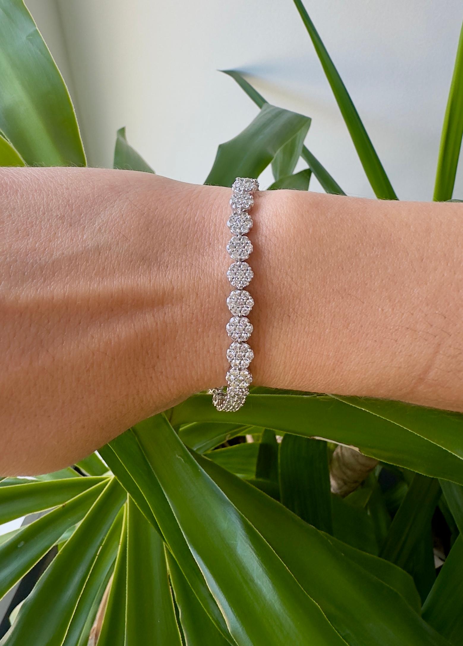 14k White Gold Floral Design Diamond Tennis Bracelet en vente 2