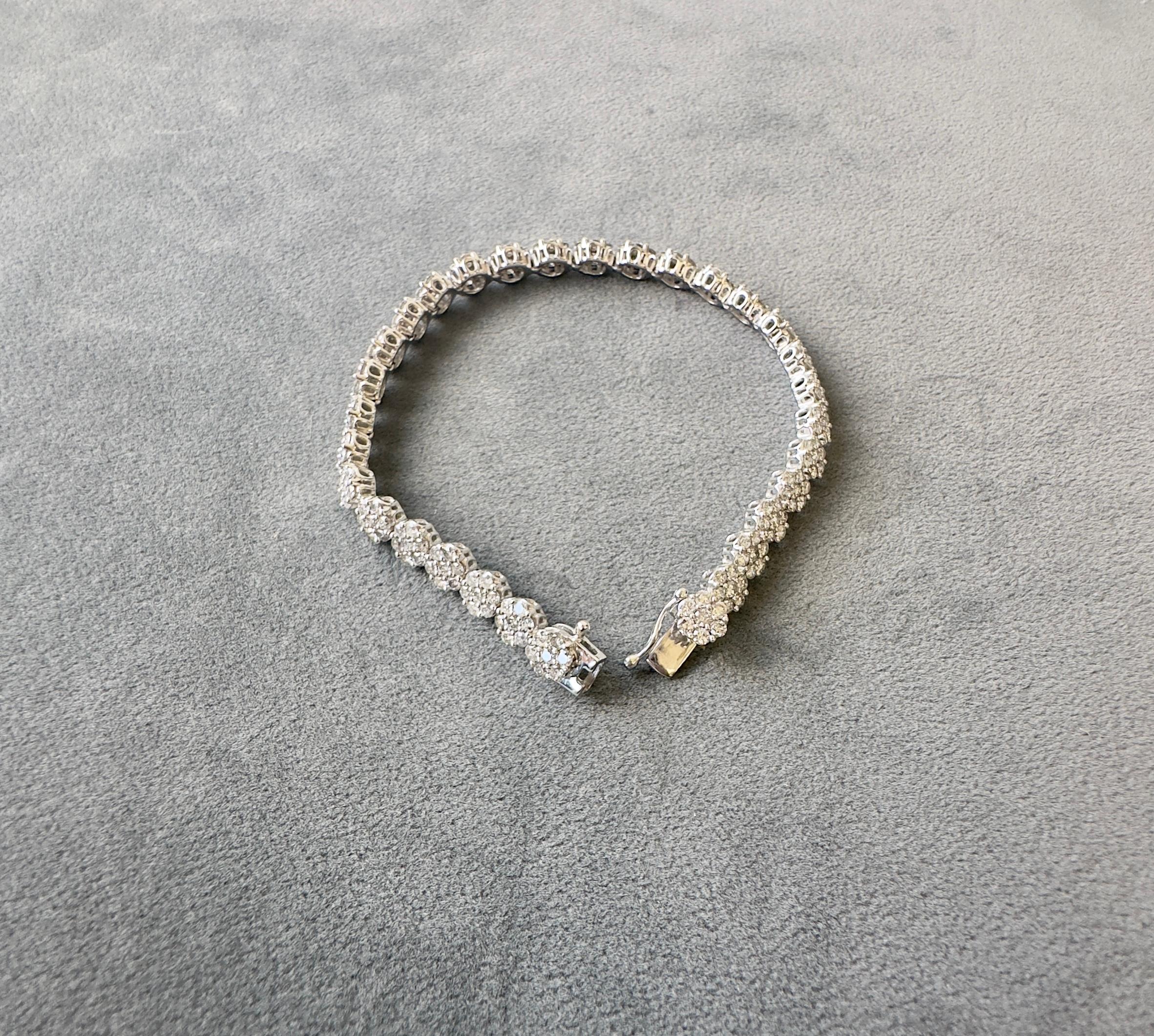 14k White Gold Floral Design Diamond Tennis Bracelet en vente 3