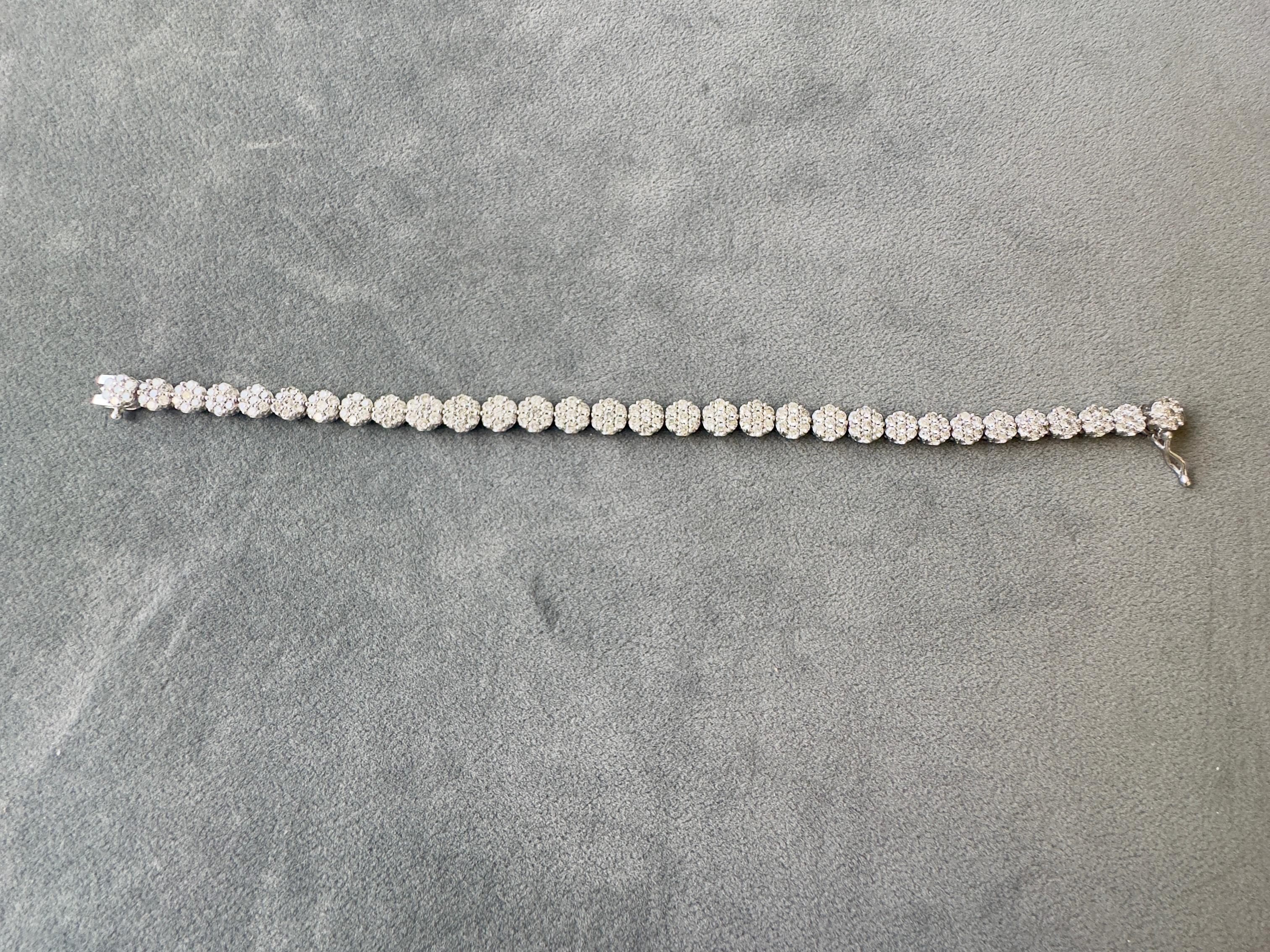 14k White Gold Floral Design Diamond Tennis Bracelet en vente 4