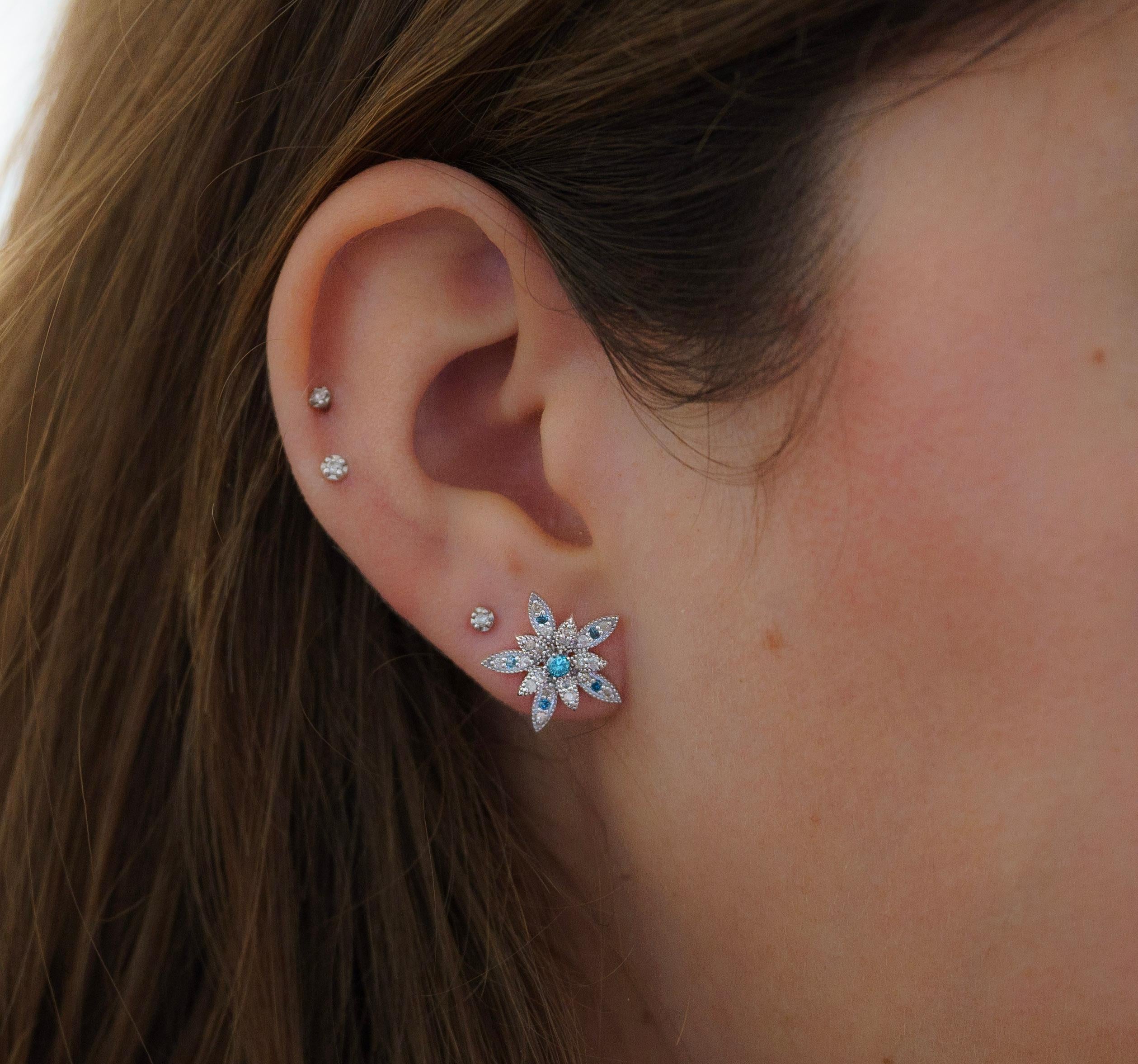 14K White Gold Flower Motif Blue and White Diamond Stud Earrings In New Condition For Sale In Miami, FL