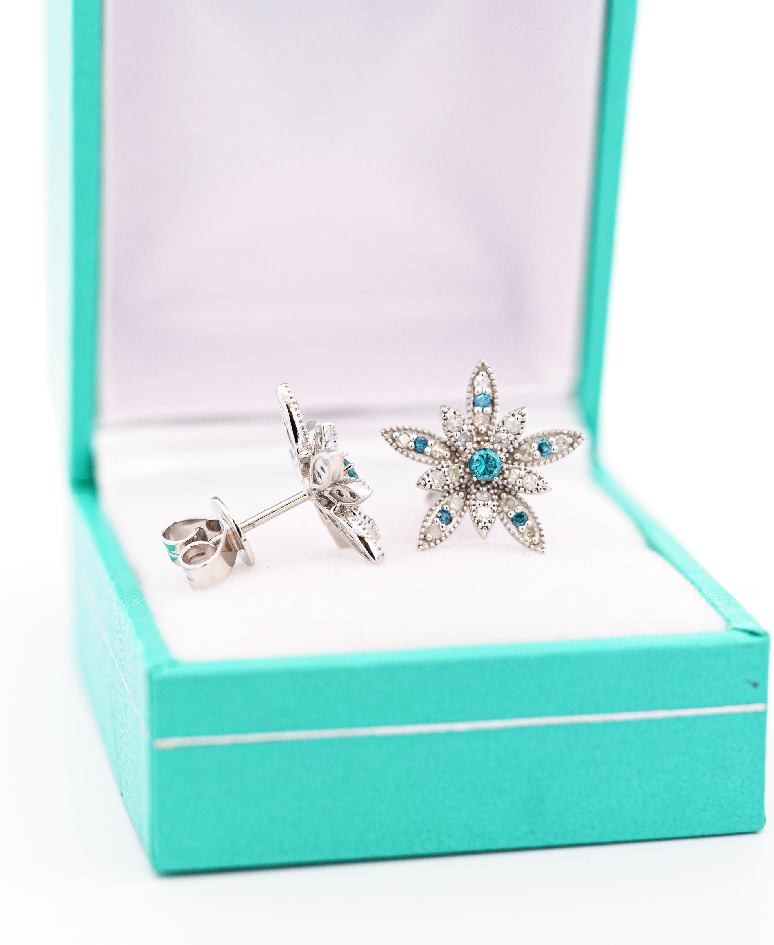 14K Weißgold Ohrstecker mit Blumenmotiv, blauem und weißem Diamanten Damen im Angebot