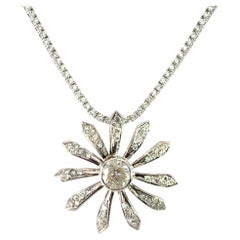 Collar de oro blanco de 14 quilates con colgante de flor y diamantes brillantes redondos naturales