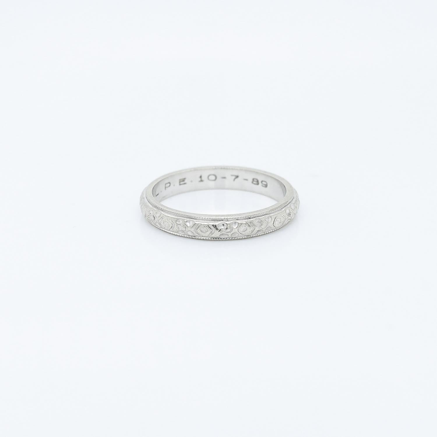 14K White Gold Forget-Me-Not Wedding Band Ring In Good Condition For Sale In Philadelphia, PA