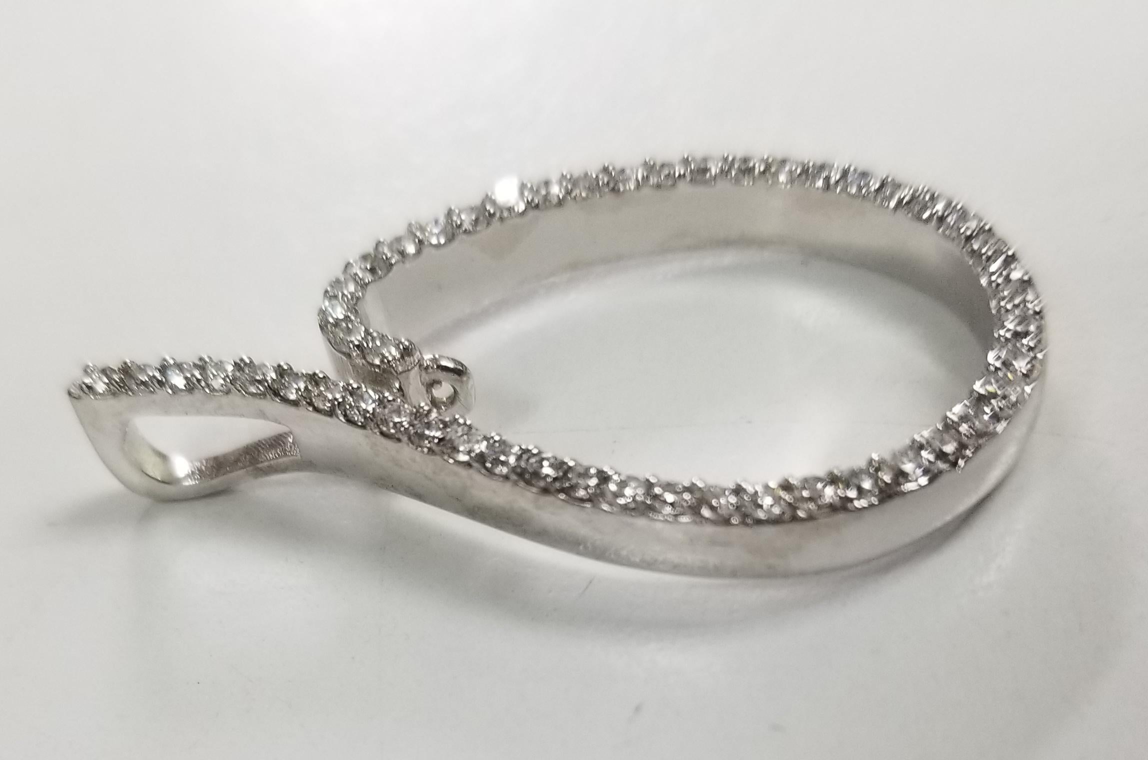 pendentif en diamant de forme libre en or blanc 14k, contenant 50 diamants ronds de pleine taille de très belle qualité pesant .50pts.