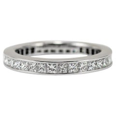 Alianza de boda de oro blanco de 14 quilates con diamantes talla princesa engastados en canal de eternidad completa