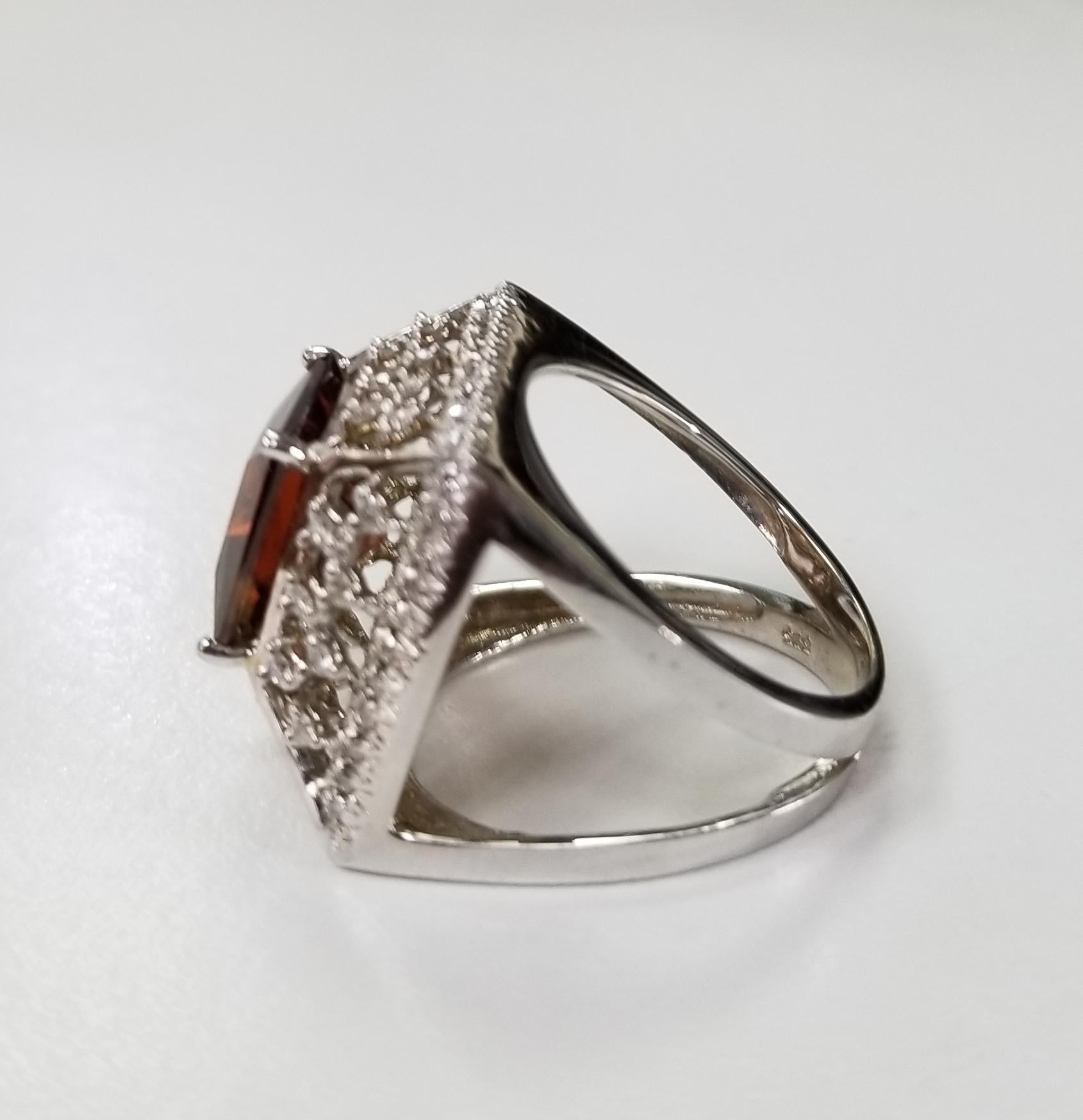 14 Karat White Gold Garnet and Diamond Ring (Moderne)