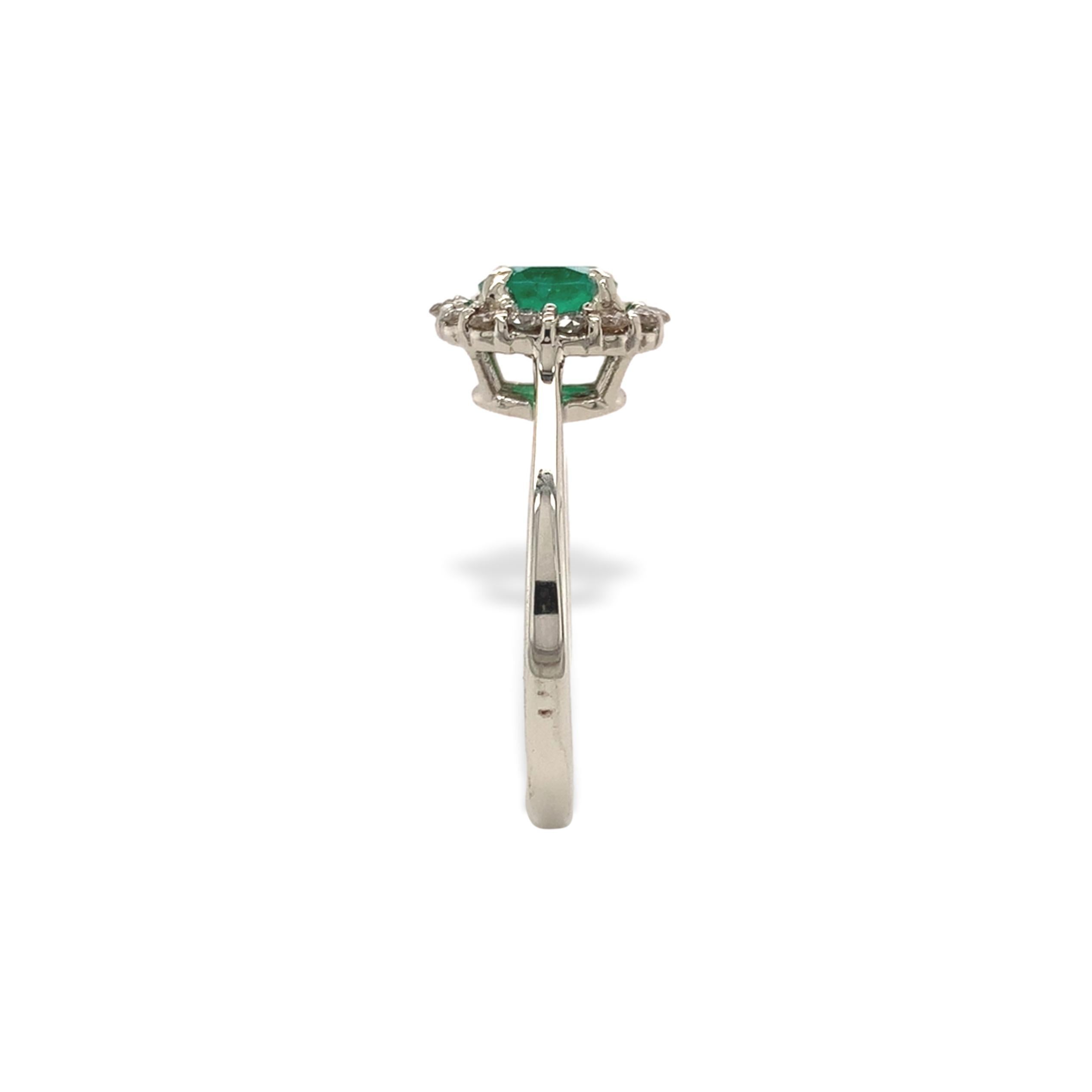 14K Weißgold Echte .59ct Smaragd und Diamant Halo Ring Größe 6,5 (Ovalschliff) im Angebot