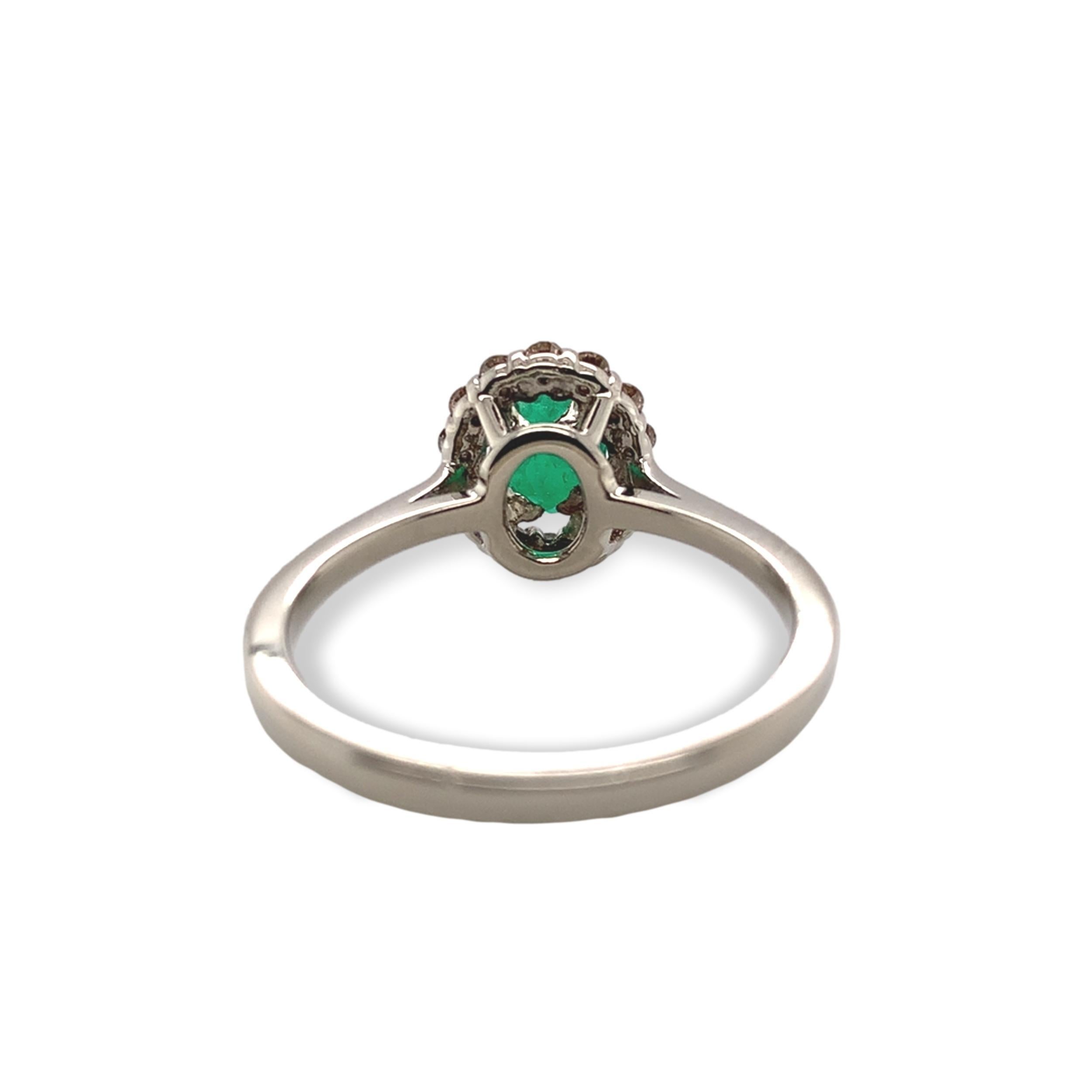 14K Weißgold Echte .59ct Smaragd und Diamant Halo Ring Größe 6,5 im Zustand „Hervorragend“ im Angebot in Big Bend, WI