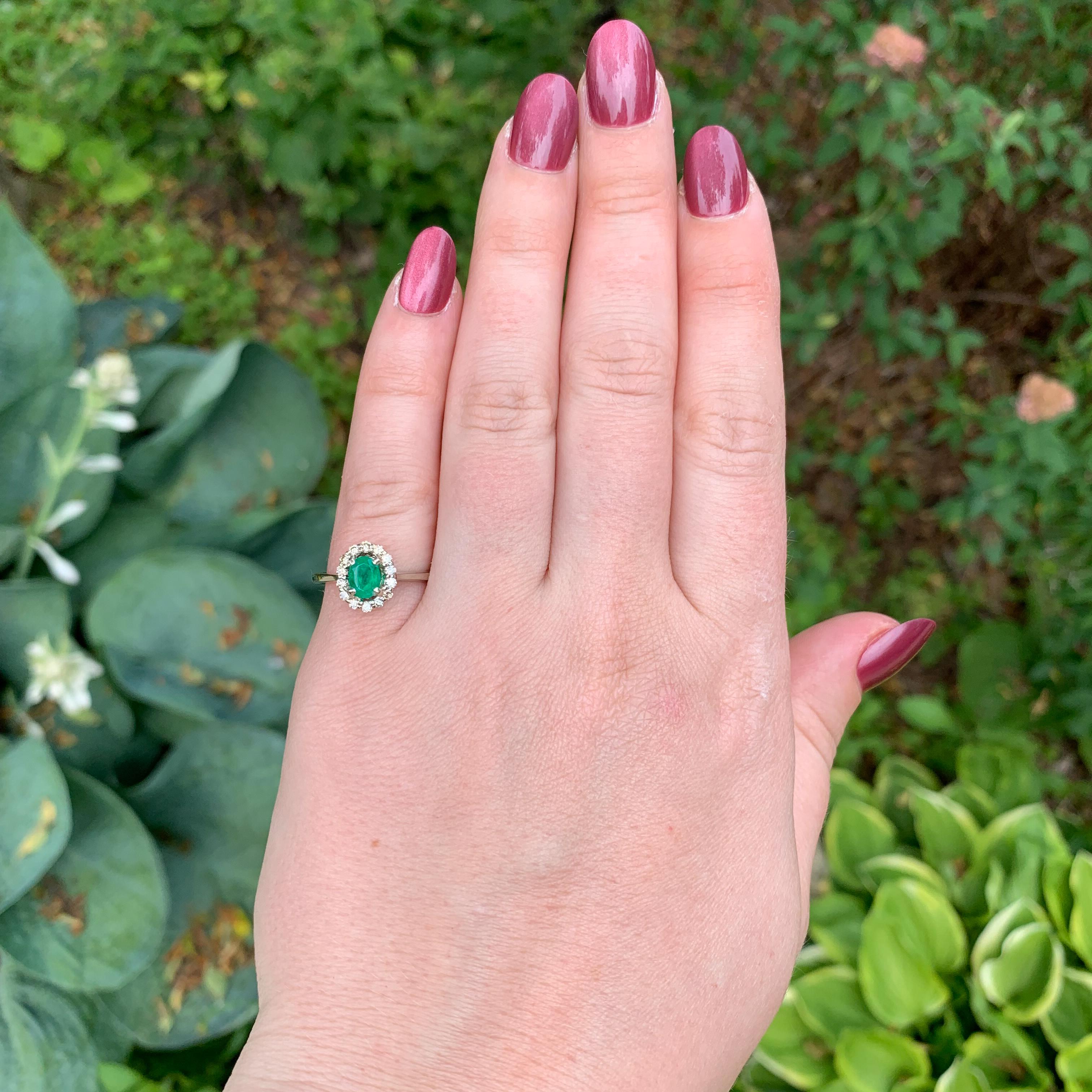 14K Weißgold Echte .59ct Smaragd und Diamant Halo Ring Größe 6,5 Damen im Angebot