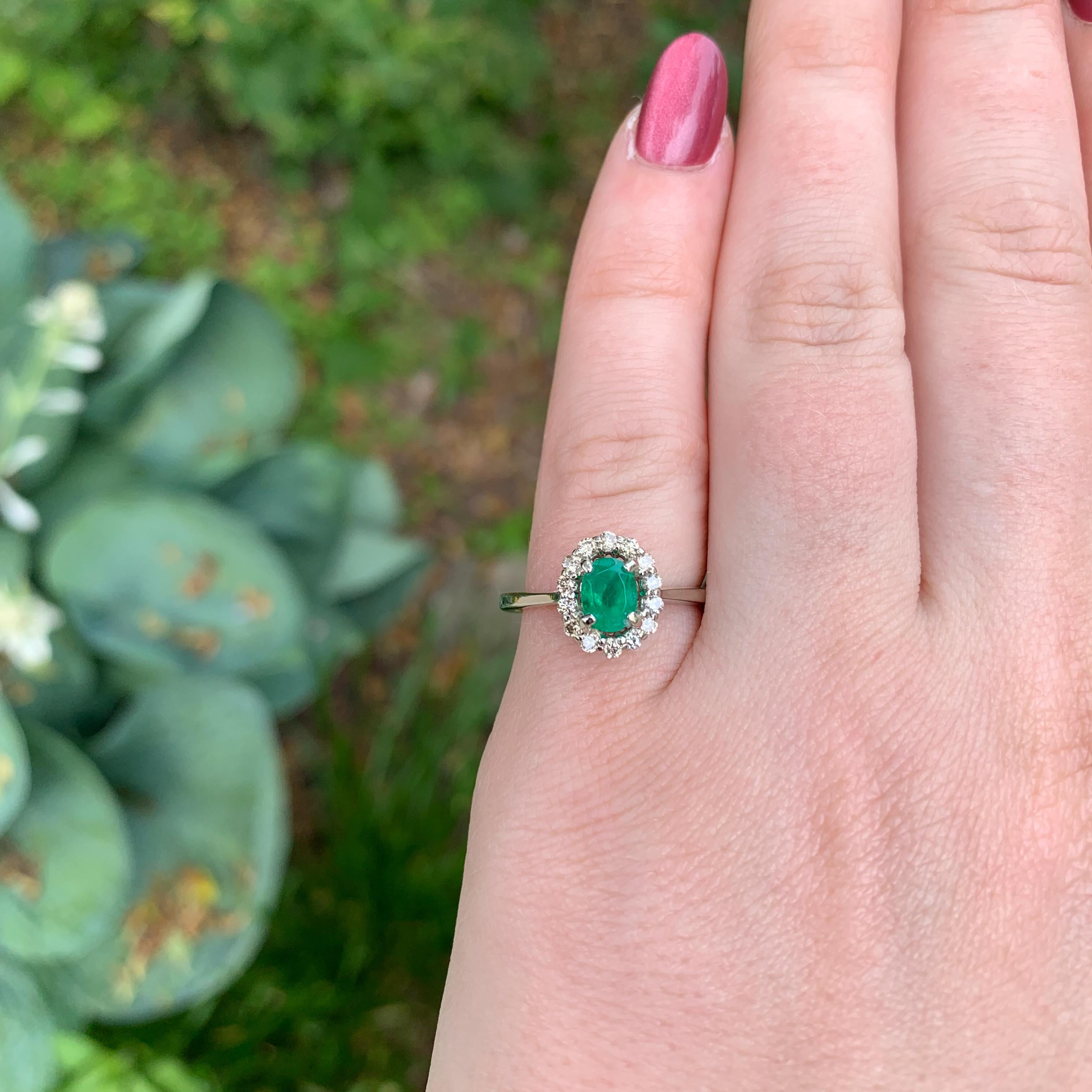 14K Weißgold Echte .59ct Smaragd und Diamant Halo Ring Größe 6,5 im Angebot 1
