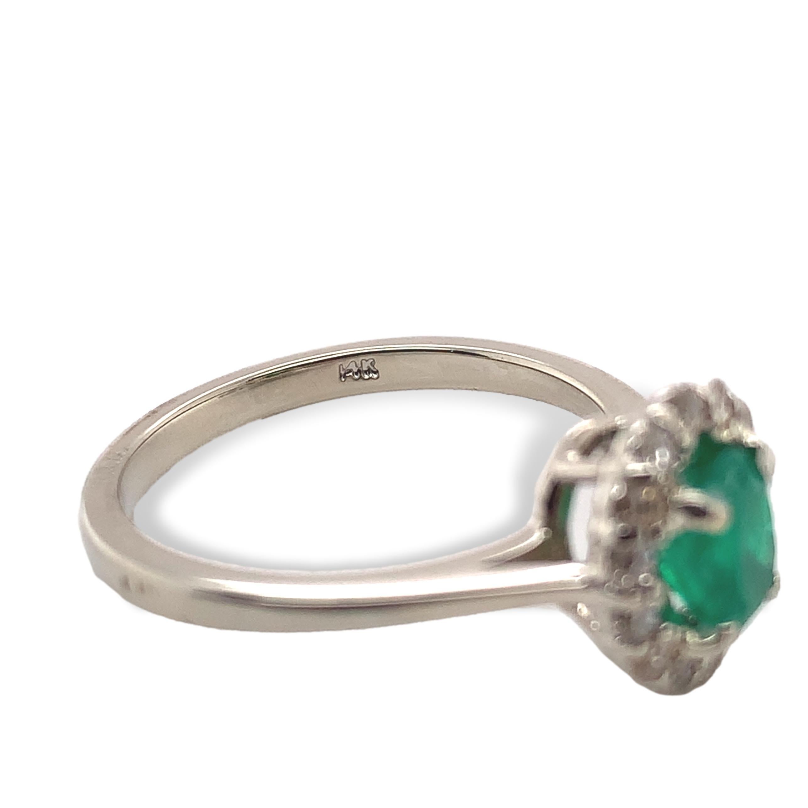 14K Weißgold Echte .59ct Smaragd und Diamant Halo Ring Größe 6,5 im Angebot 3
