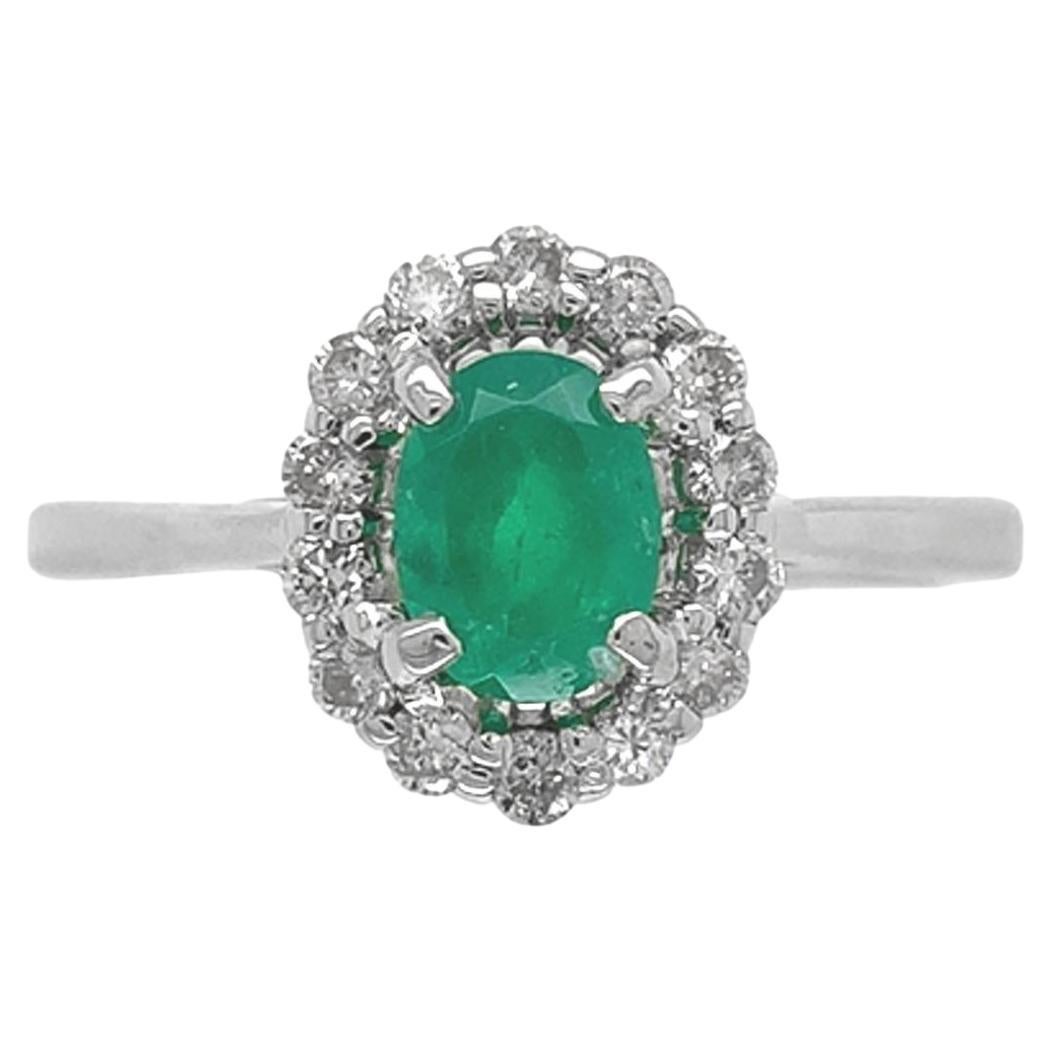14K Weißgold Echte .59ct Smaragd und Diamant Halo Ring Größe 6,5 im Angebot