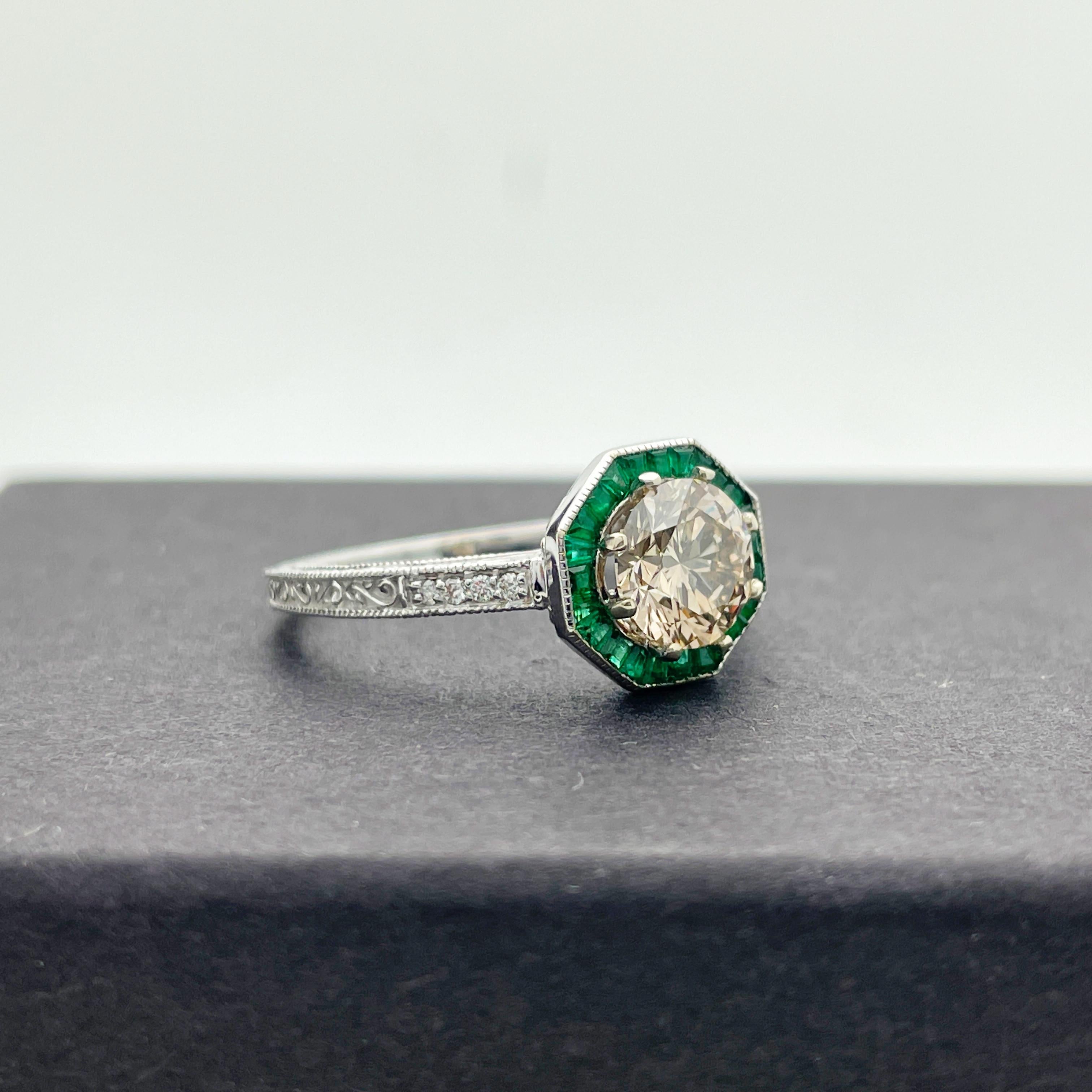 Dies ist ein wunderschöner Verlobungsring aus 14k Weißgold GIA 1,03ct SI-1 Dreifach EX runder Brillant Diamant und Smaragd.

Dieser Ring verfügt über einen mit 1,03 Karat GIA eingestuften runden Diamanten im Brillantschliff SI-1 S-T Farbe
