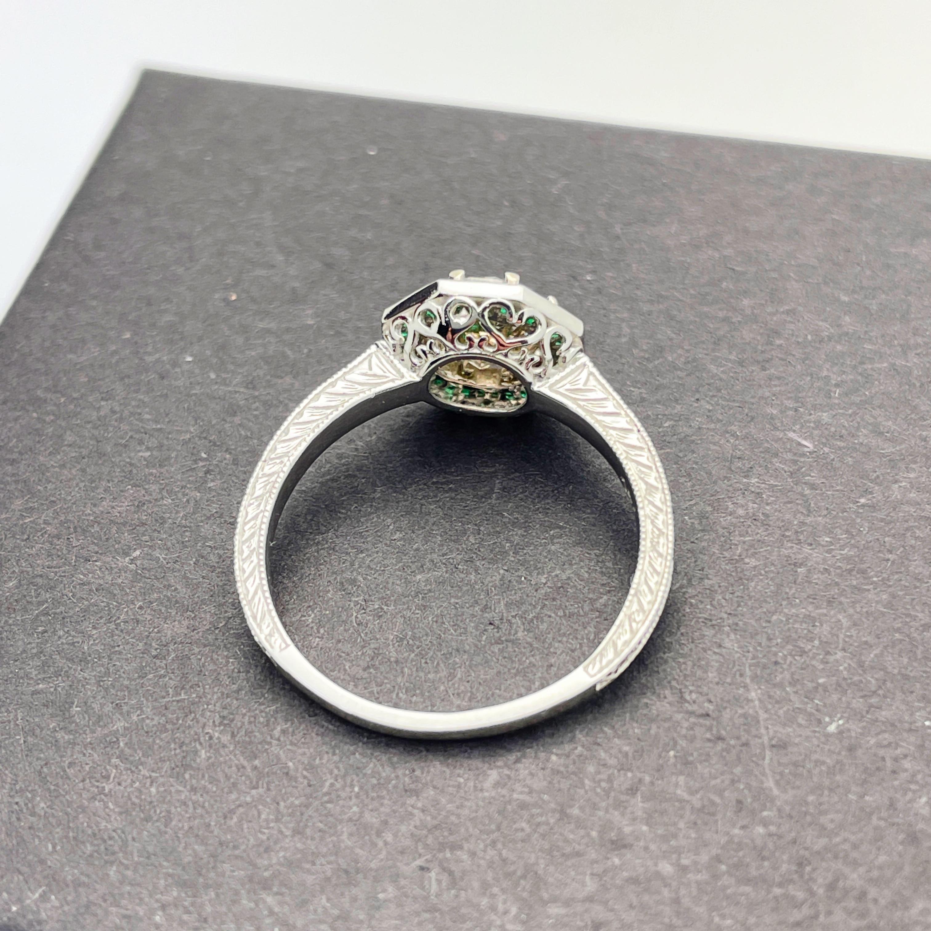 14 Karat Weißgold Verlobungsring, GIA 1,03 Karat runder Brillant und Smaragd im Zustand „Neu“ in Victoria, BC