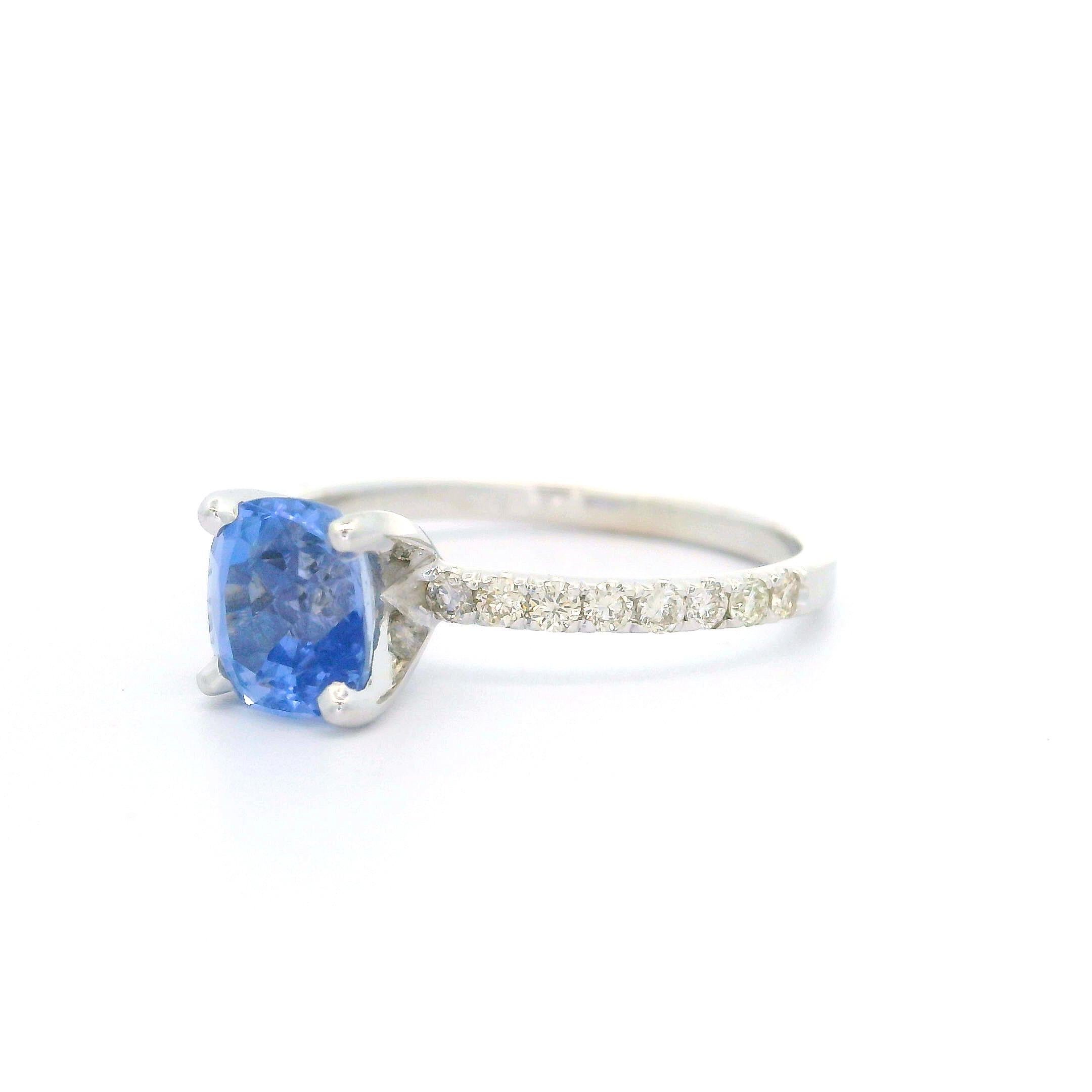 14k Oro Blanco Gia 1.67ctw Sin Calor Cushion Zafiro Azul Periwinkle Anillo de Diamantes Corte cojín en venta