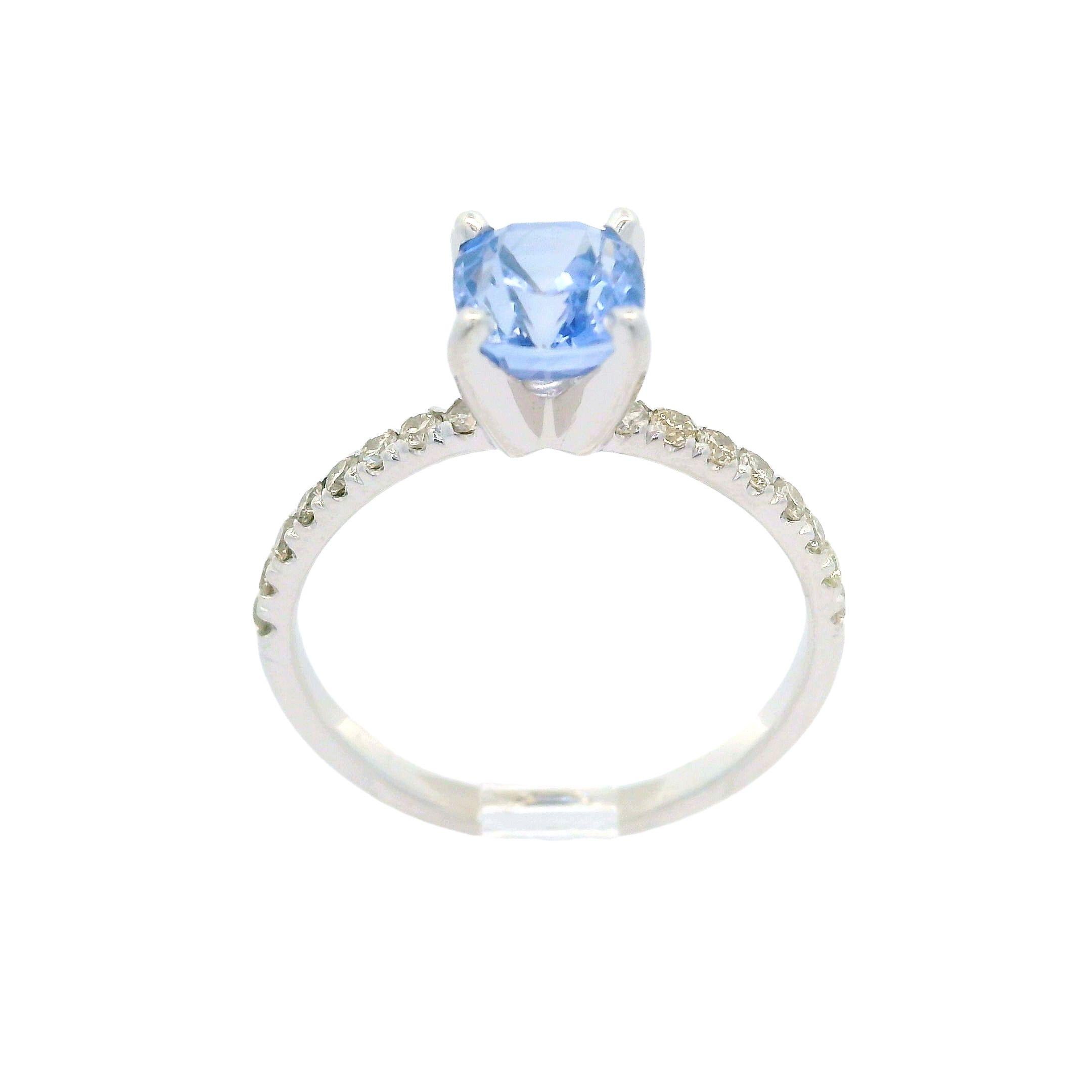 14k Oro Blanco Gia 1.67ctw Sin Calor Cushion Zafiro Azul Periwinkle Anillo de Diamantes en Excelente estado para la venta en Montclair, NJ