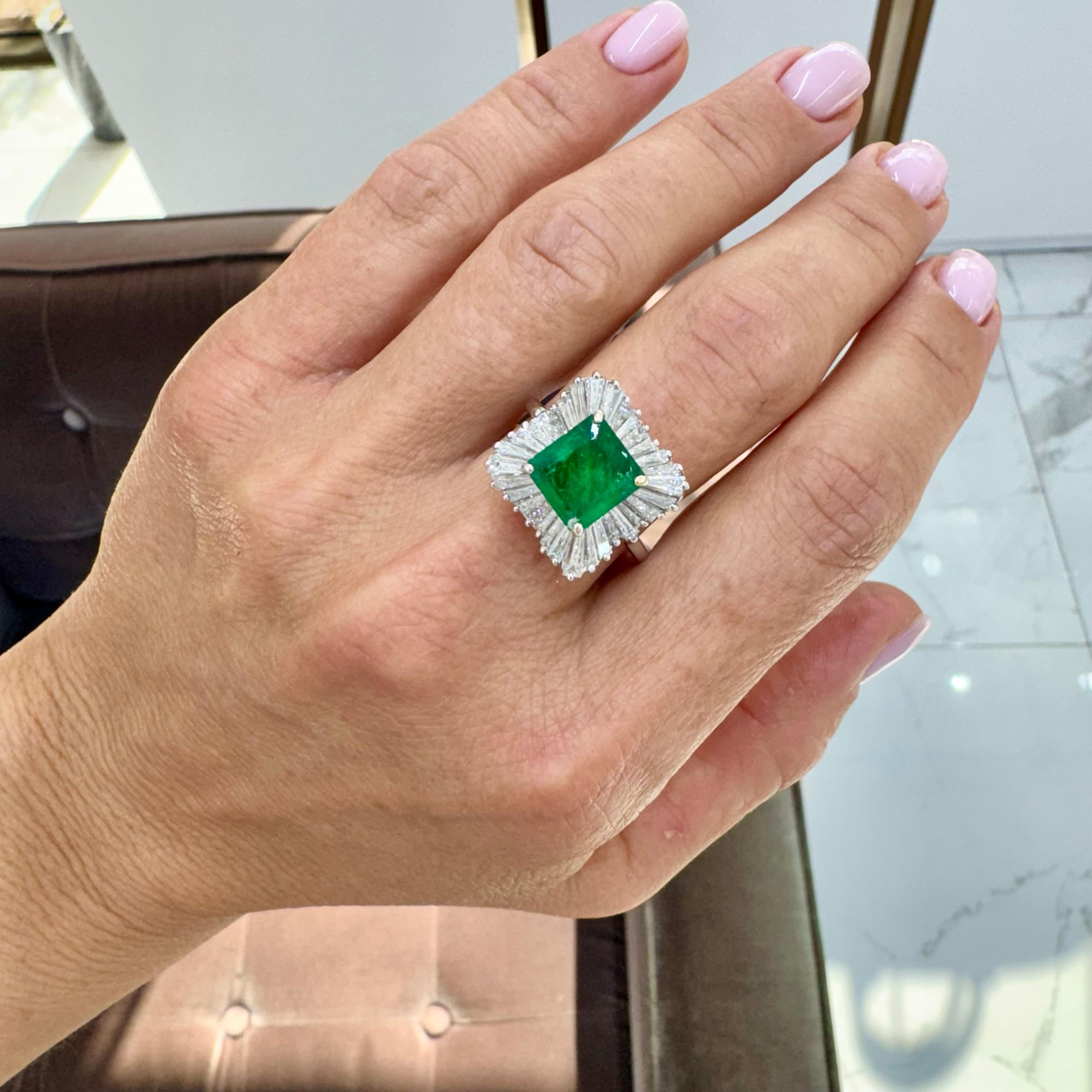 Anillo de cóctel de oro blanco de 14 quilates con diamantes esmeralda baguette GIA de 3,79 quilates en venta 1