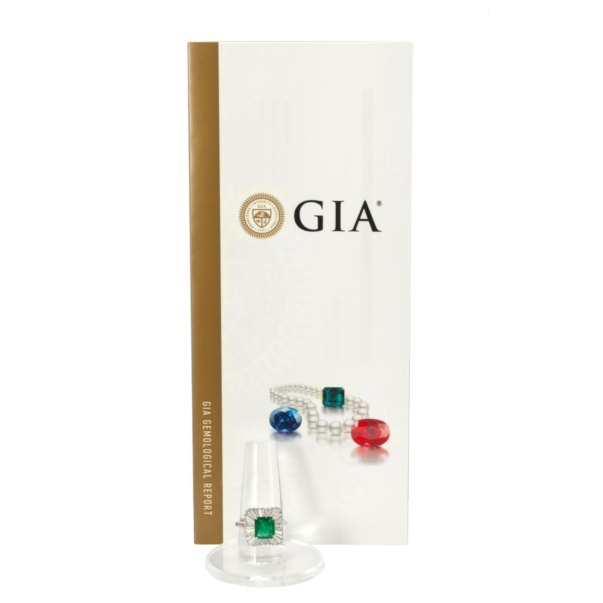 Anillo de cóctel de oro blanco de 14 quilates con diamantes esmeralda baguette GIA de 3,79 quilates en venta 2