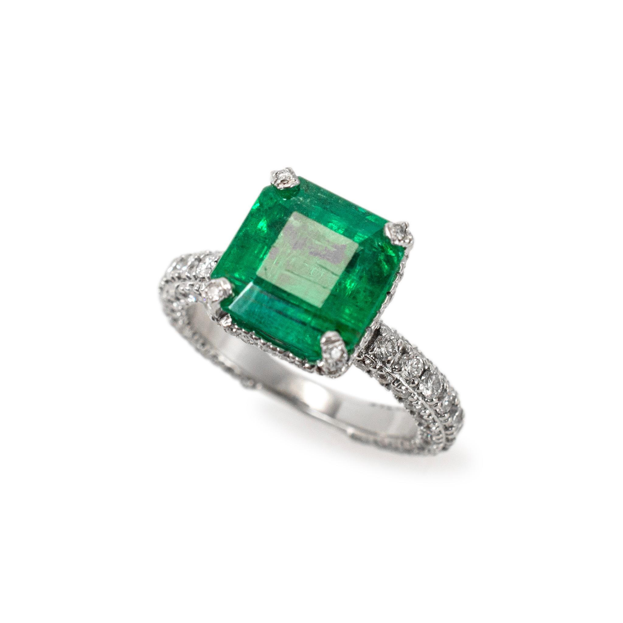 Geschlecht: Damen

Metall Typ: 14K Weißgold

Ringgröße: 5.25

Kopf-Abmessungen: 10.00mm x 9.65mm


Maximale Breite des Schaftes: 3.00 mm

Gewicht: 5.23 Gramm

14K Weißgold Diamant und Smaragd versteckt Halo, akzentuiert, Cocktail-Ring mit einem