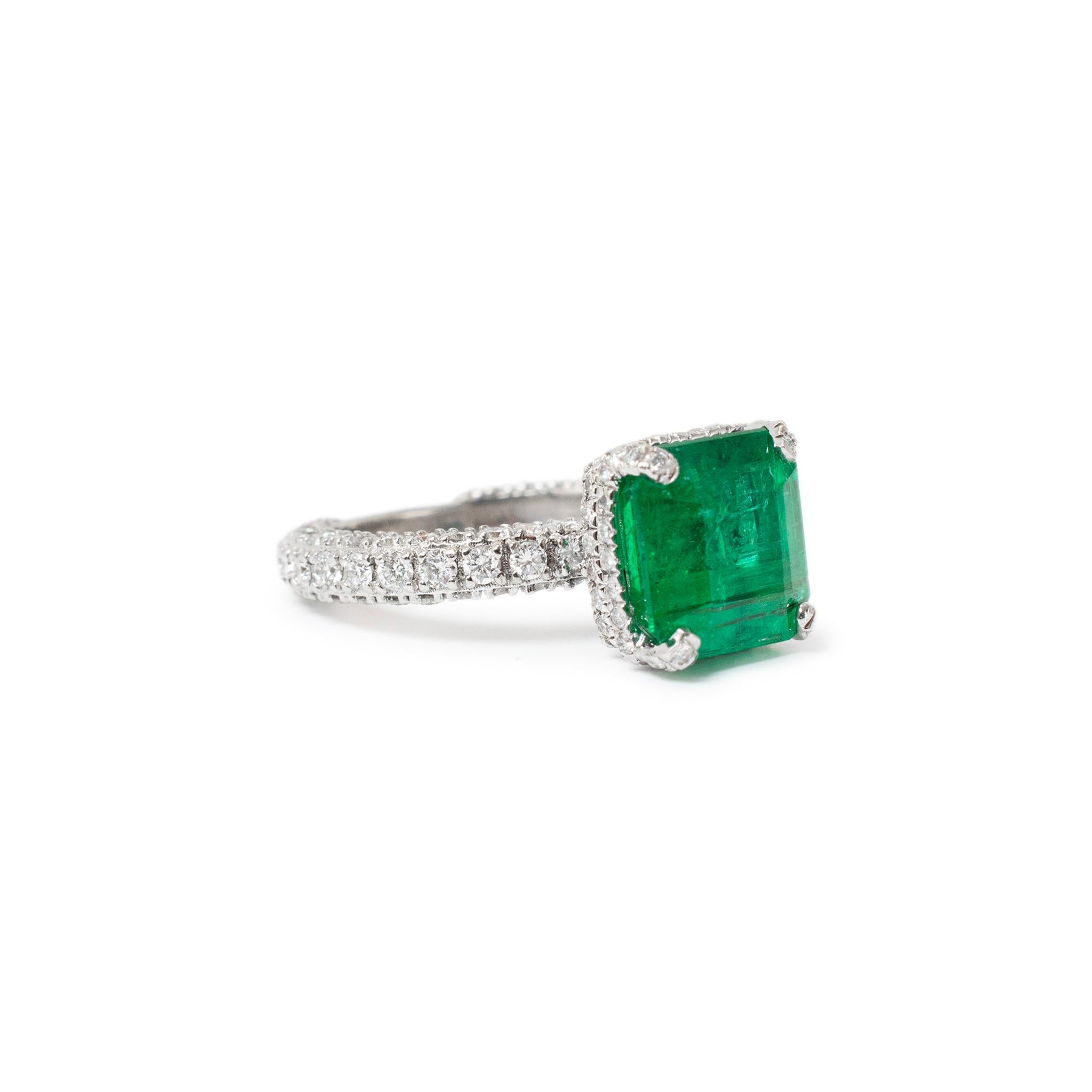 14K Weißgold GIA 3,90ct Smaragd Hidden Halo akzentuiert Diamant Cocktail Ring im Zustand „Hervorragend“ im Angebot in Houston, TX
