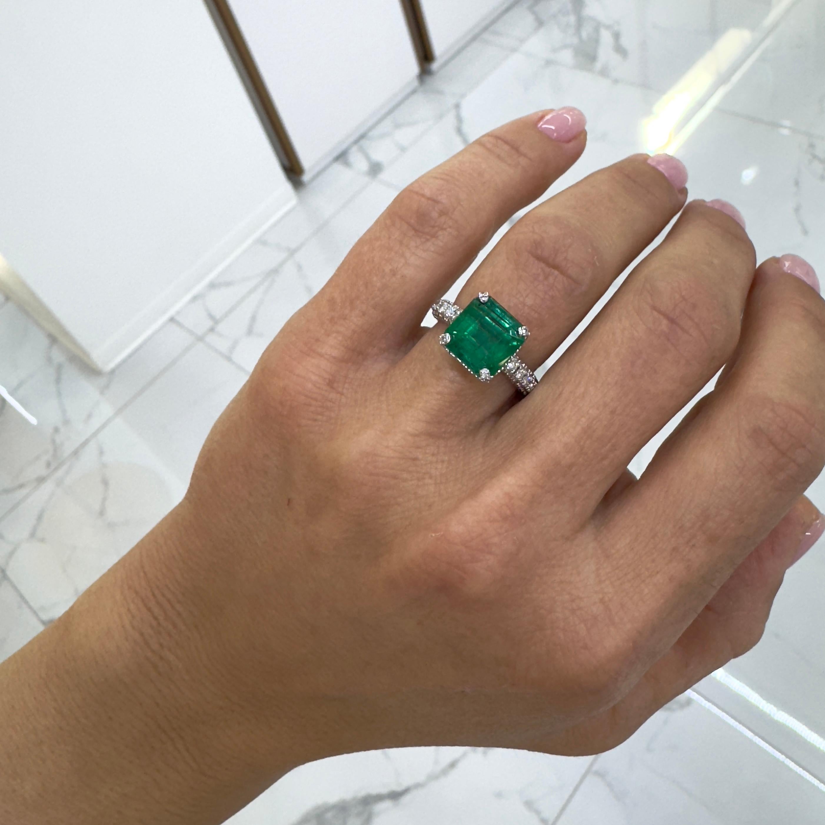 14K Weißgold GIA 3,90ct Smaragd Hidden Halo akzentuiert Diamant Cocktail Ring im Angebot 2