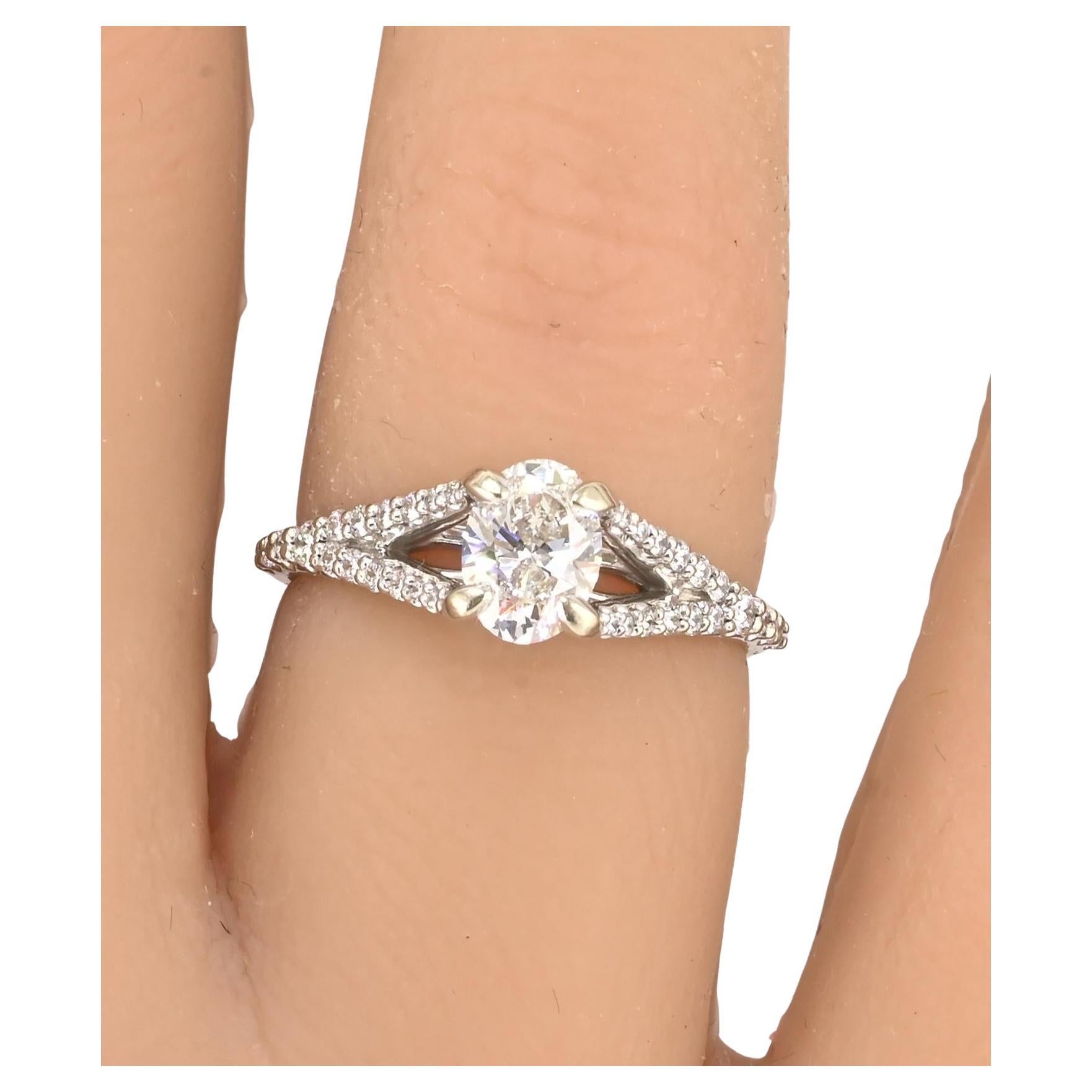 Elegante anello di fidanzamento con diamante in oro bianco 14K con un diamante centrale da 0,70 carati certificato GIA con colore G e purezza VS2: una pietra pulita e brillante che cattura la luce in modo splendido. L'elegante fascia con gambo