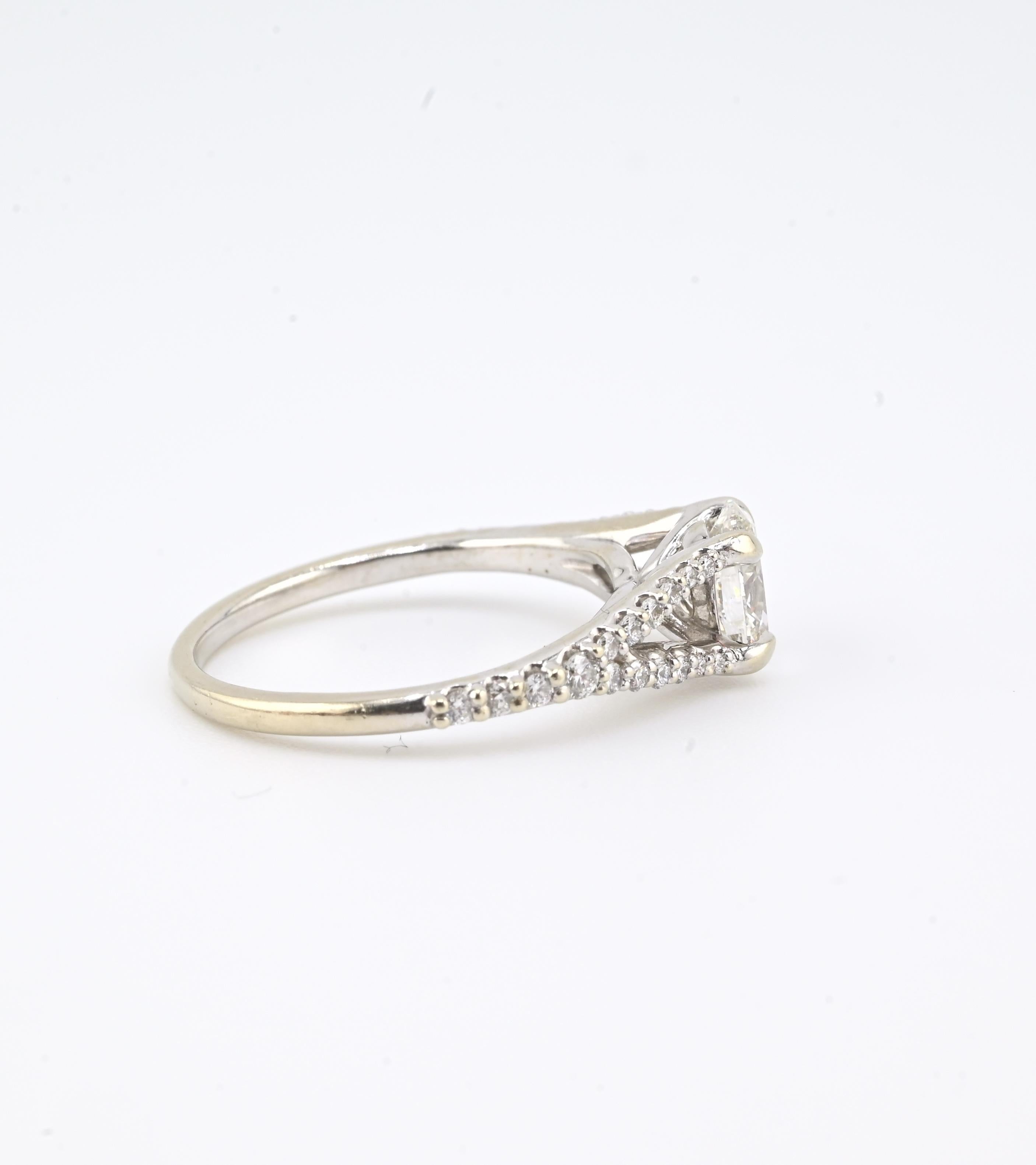 Donna Anello di fidanzamento con diamante GIA .70ct G VS2 in oro bianco 14K - Gambo diviso in vendita