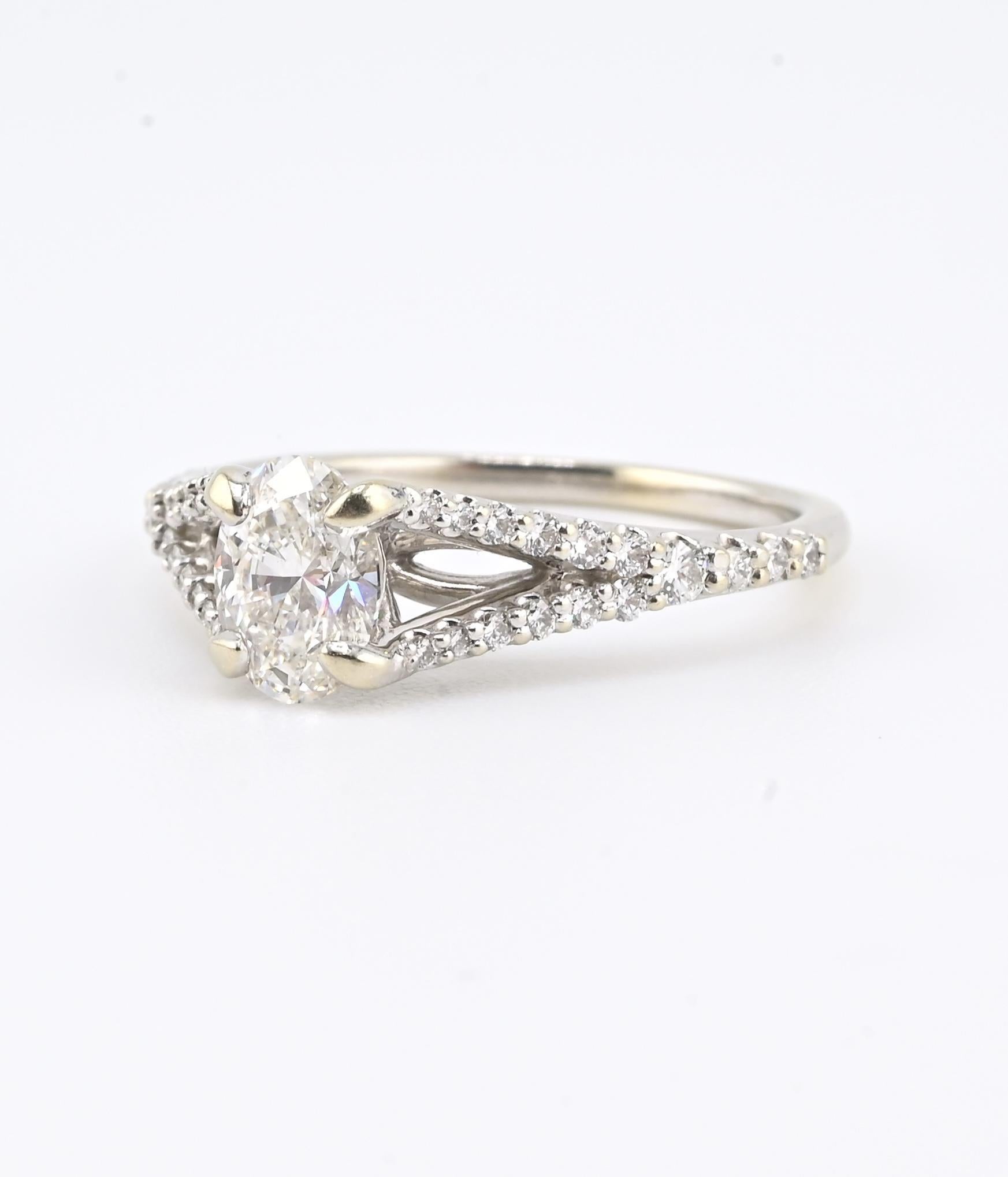 Anello di fidanzamento con diamante GIA .70ct G VS2 in oro bianco 14K - Gambo diviso in vendita 1