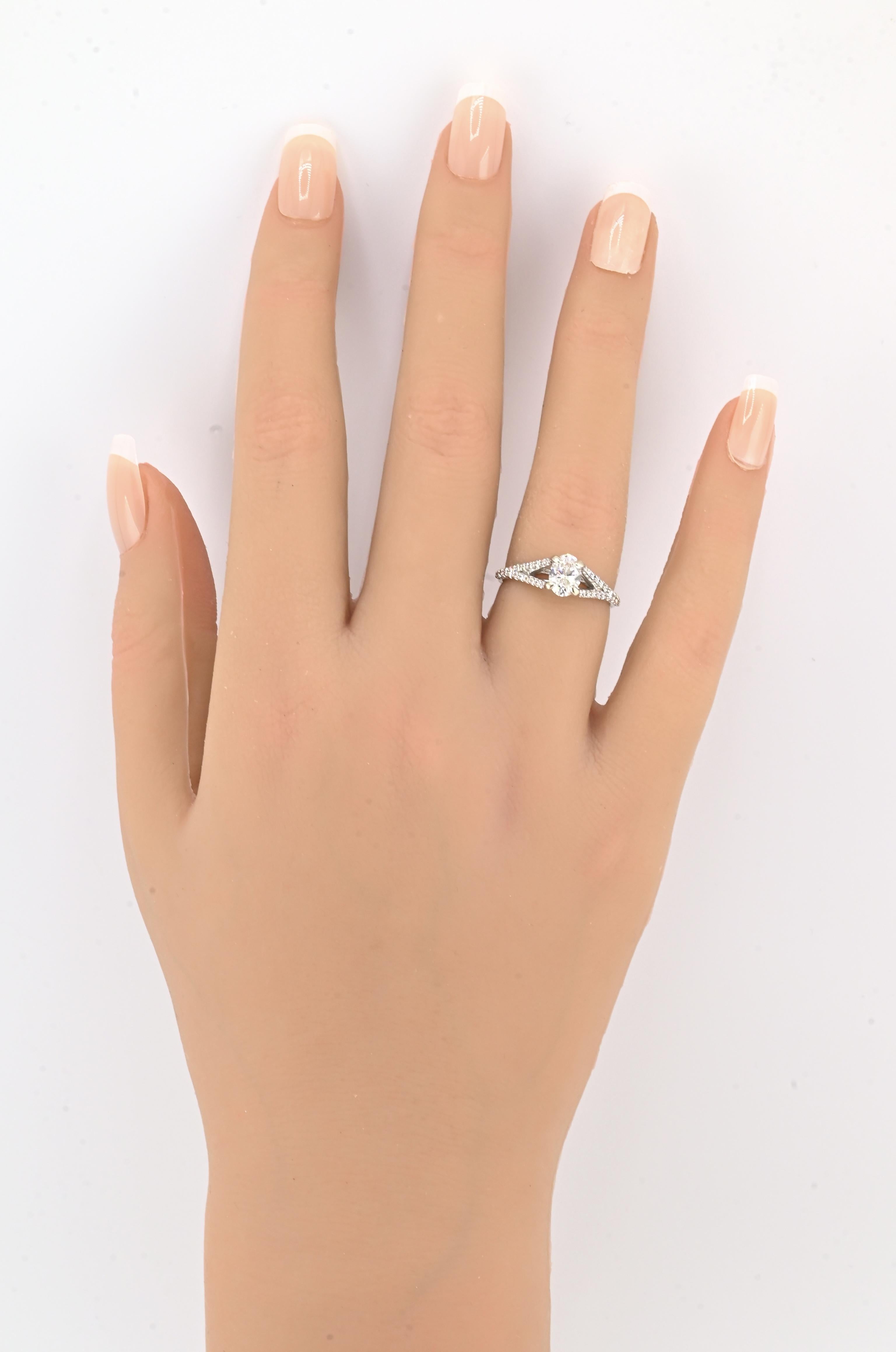 Anello di fidanzamento con diamante GIA .70ct G VS2 in oro bianco 14K - Gambo diviso in vendita 2