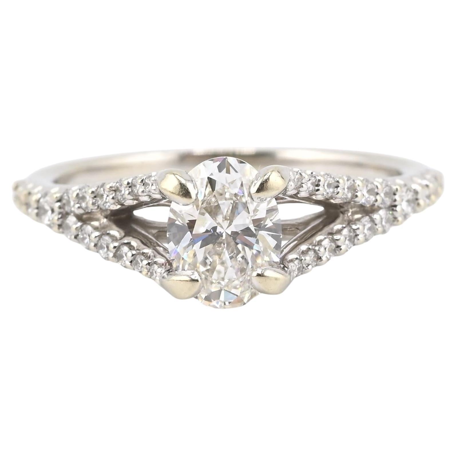 Anello di fidanzamento con diamante GIA .70ct G VS2 in oro bianco 14K - Gambo diviso in vendita
