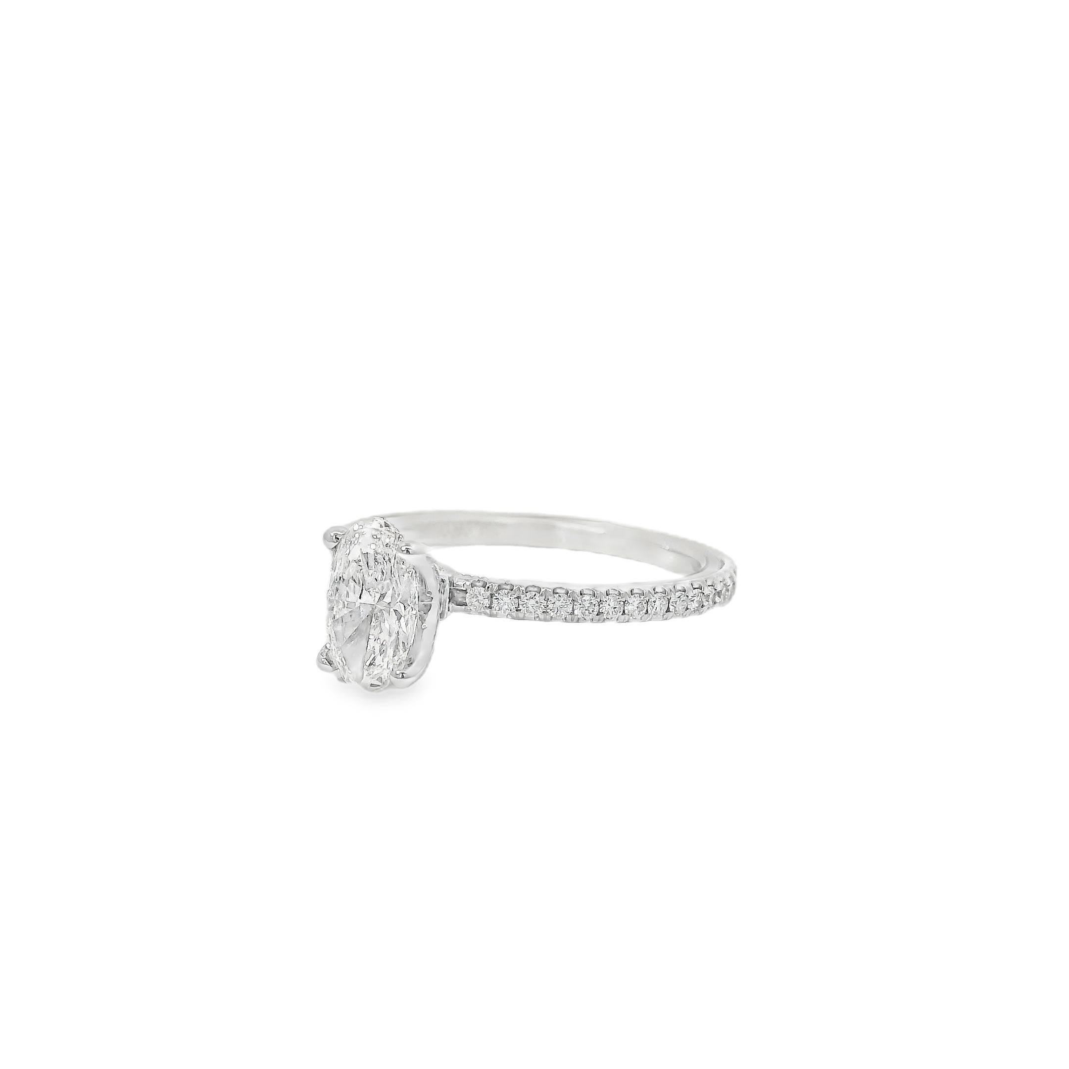Intemporelle, élégante et fabriquée de main de maître, cette bague en or blanc 14 carats est ornée d'un époustouflant diamant central de 0,75 ct de taille ovale certifié par la GIA (couleur G, pureté IF), rehaussé de 0,28 ct de diamants ronds et