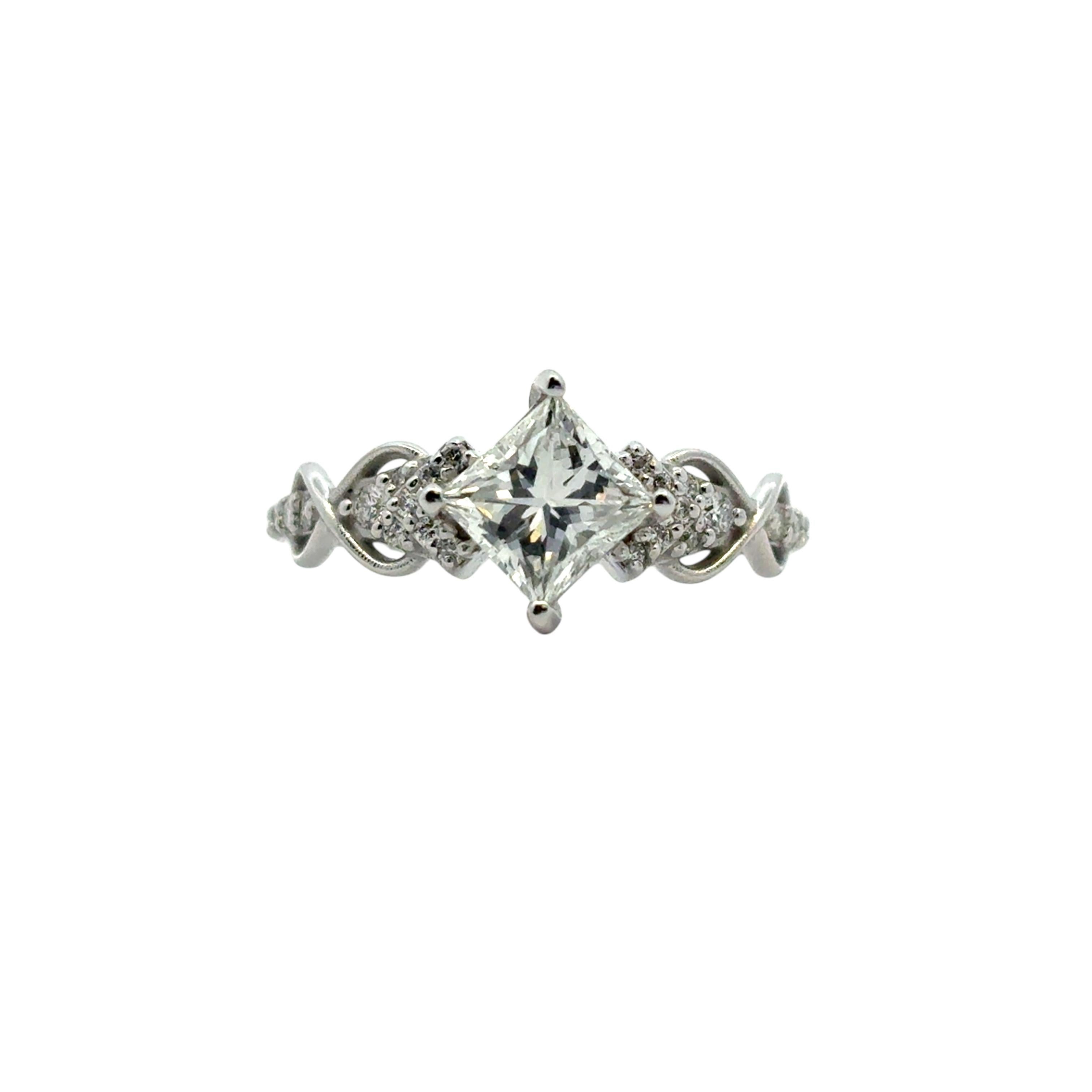 Moderne 14k White Gold GIA Certified 1.05ct Natural Princess Cut Diamond Engagement Ring en vente