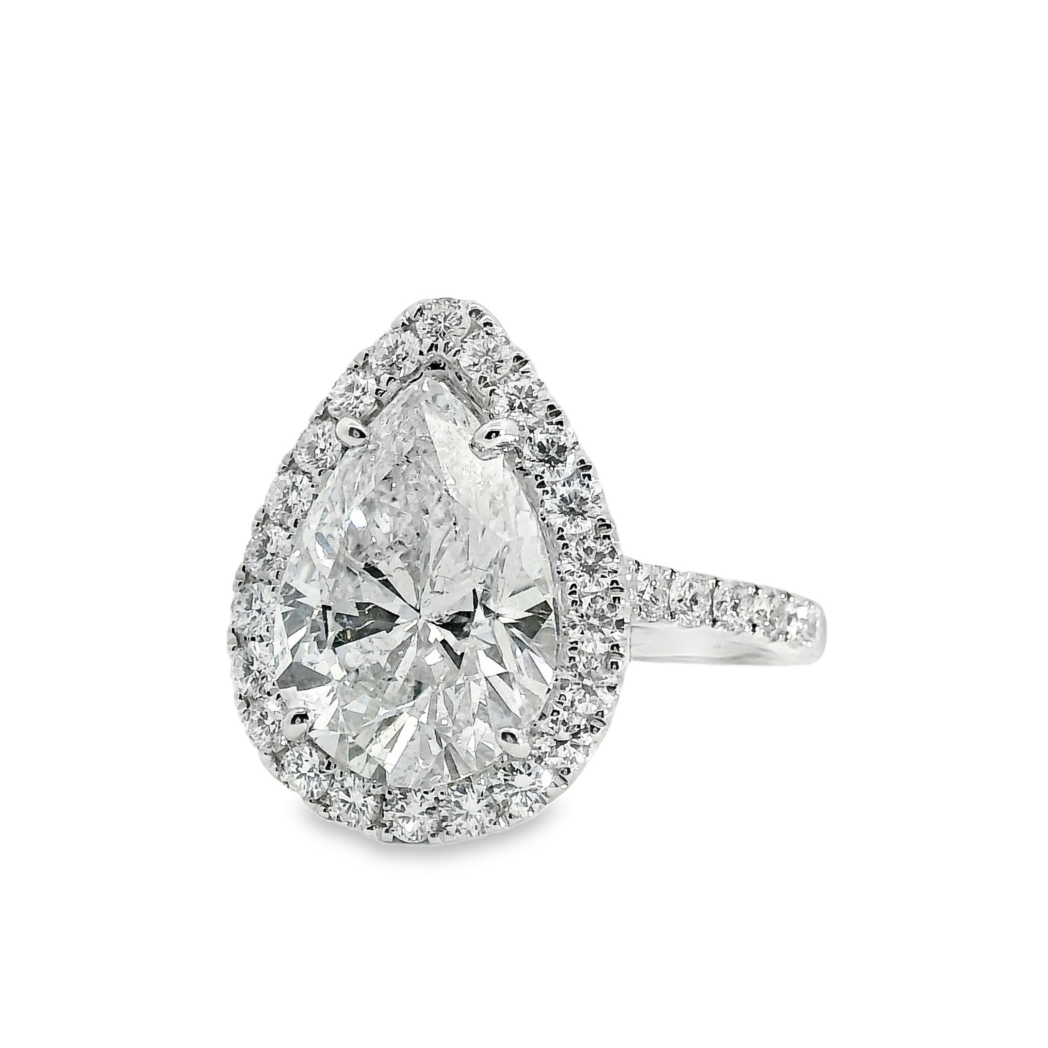 Haz que tu pedida de mano sea inolvidable con este impresionante Anillo de Compromiso de Diamantes de Oro Blanco de 18k, con un Diamante Brillante de Corte Pera Natural de 4,02ctw rodeado de 0,76ctw de Diamantes Brillantes Redondos que irradian